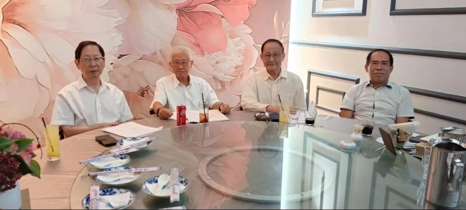 Hii Yik Ping（右）与刘利民（左）及其他人在记者会上合影。