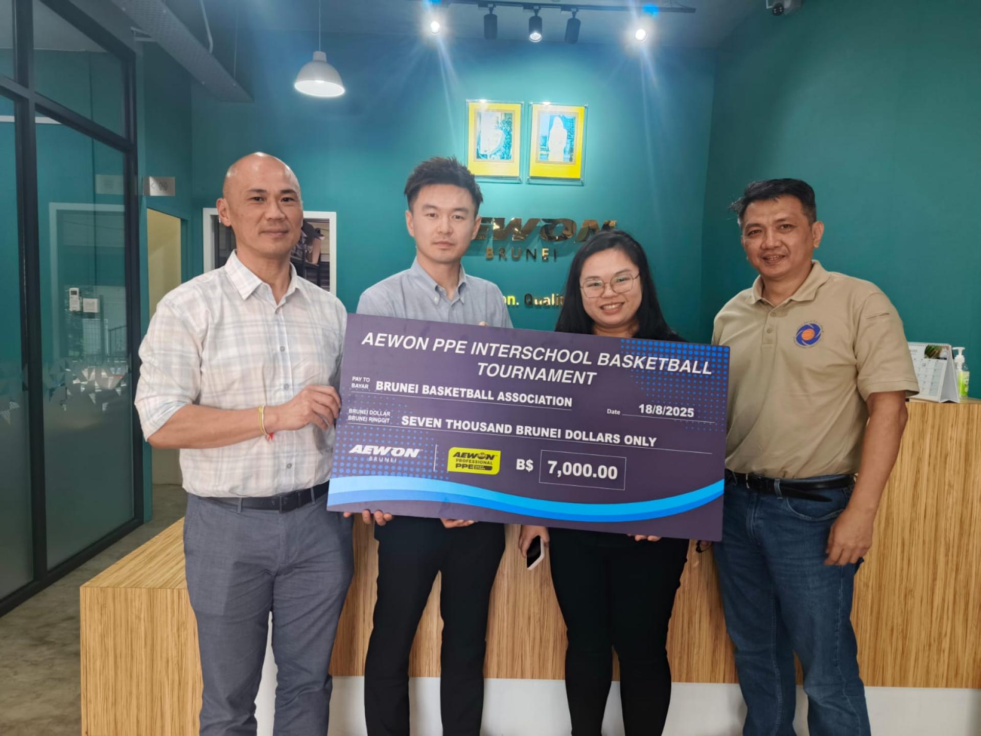 Aewon Garment Sdn Bhd董事刘希诚诚和Aewon-Sherwood Protective Apparel业务发展经理林翊诚移交7000元的赞助支票予汶莱篮球协会主席吴吉兴