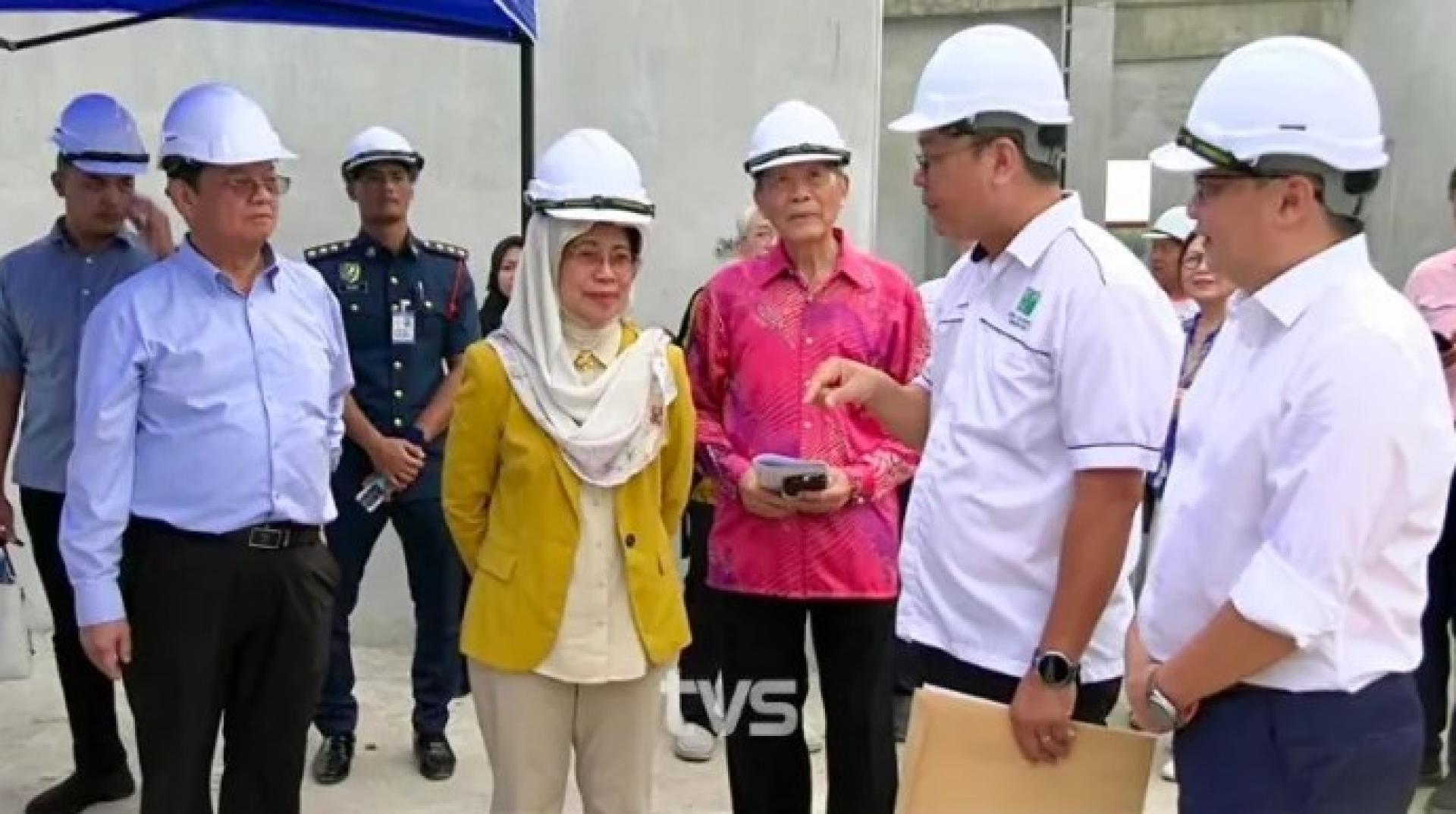 陈赛明（身穿黄色衣服）听取有关诗巫自闭症协会（SAA）新大楼建设进展的汇报。该大楼预计于2025年12月完工。