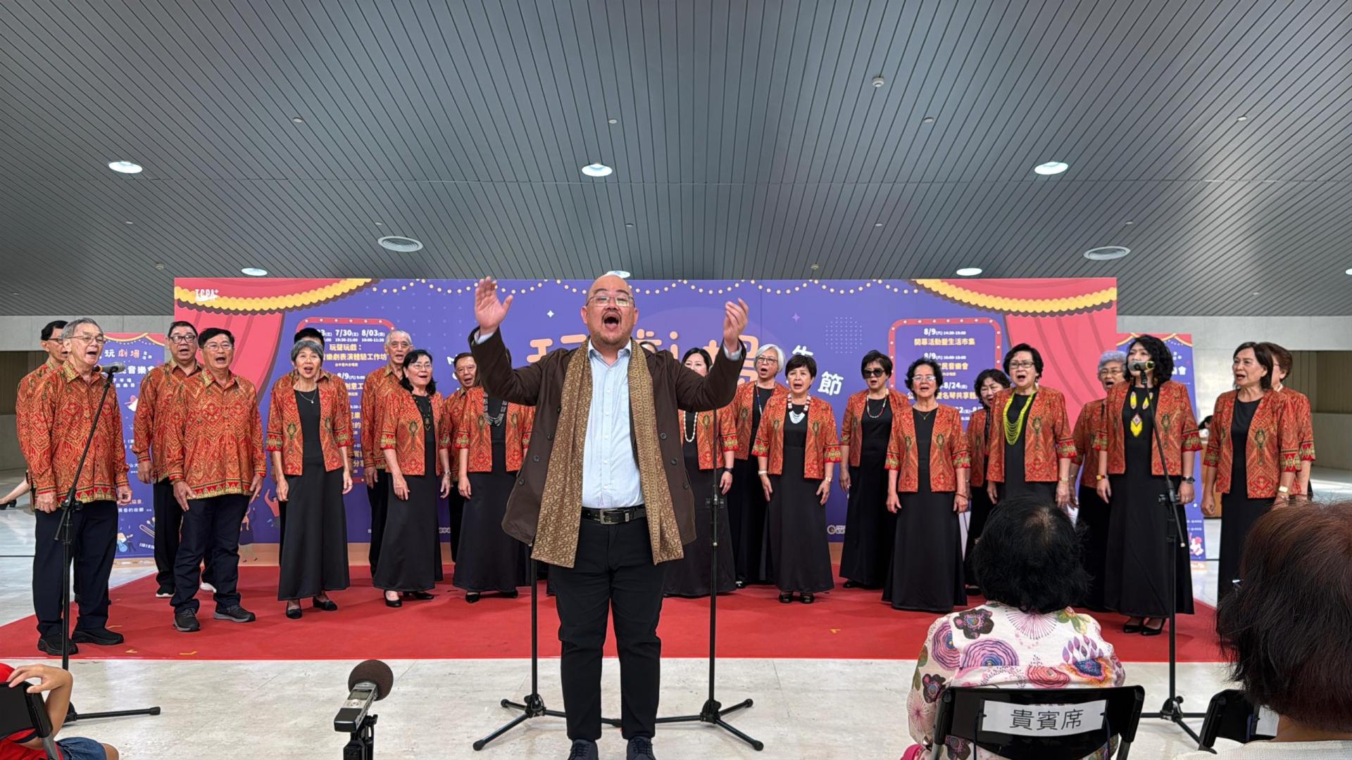 一中校友会合唱团演出时影。