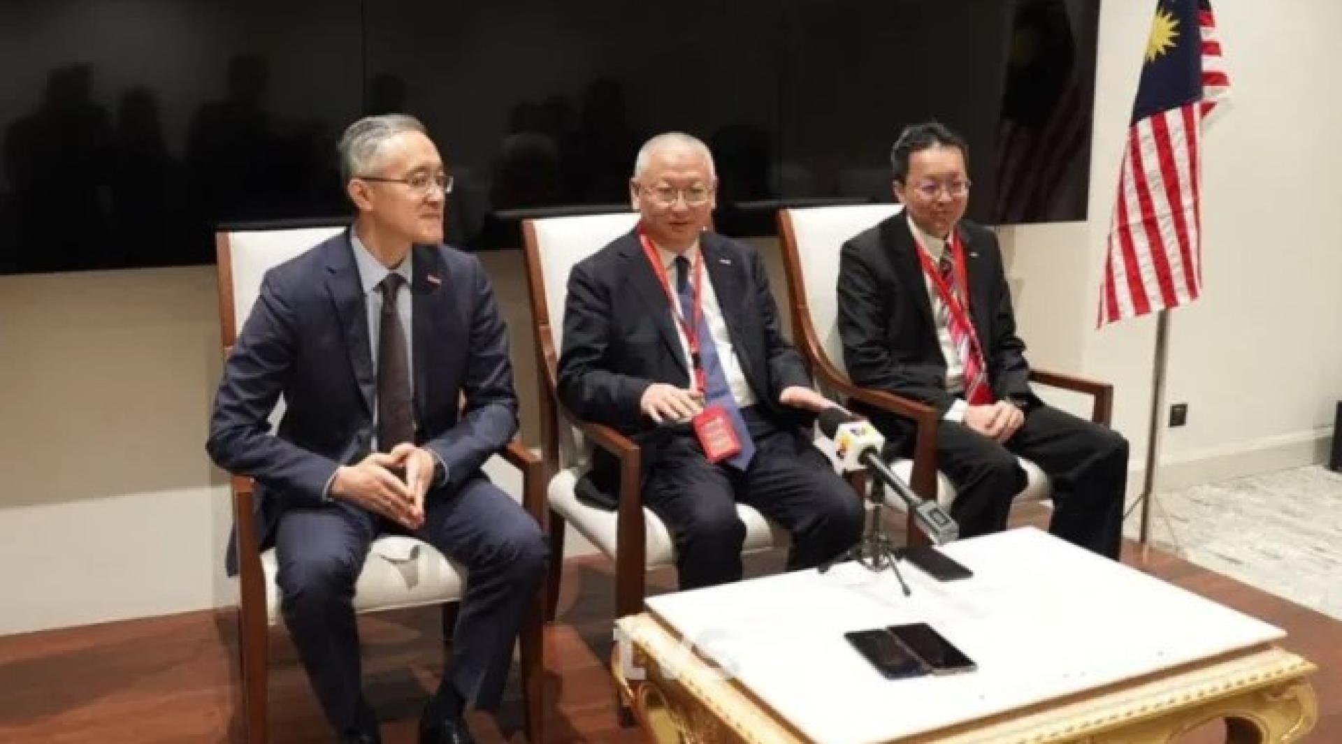 隆基副总裁张海盟、李振国及隆基马来西亚首席执行官黄仕靖，于2025年8月18日在古晋国家勇士大厦记者会上合影。