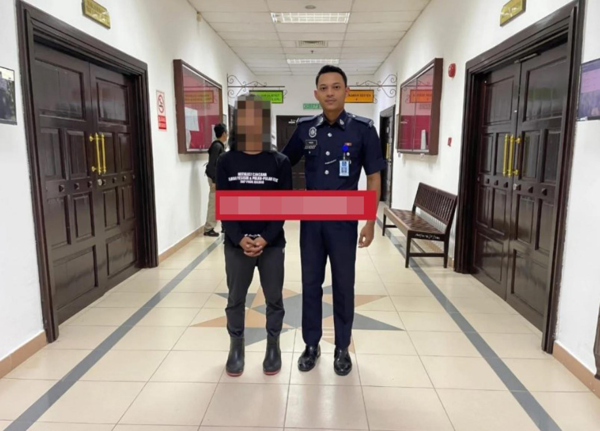 被告由警方押离古晋第四刑事庭法庭。