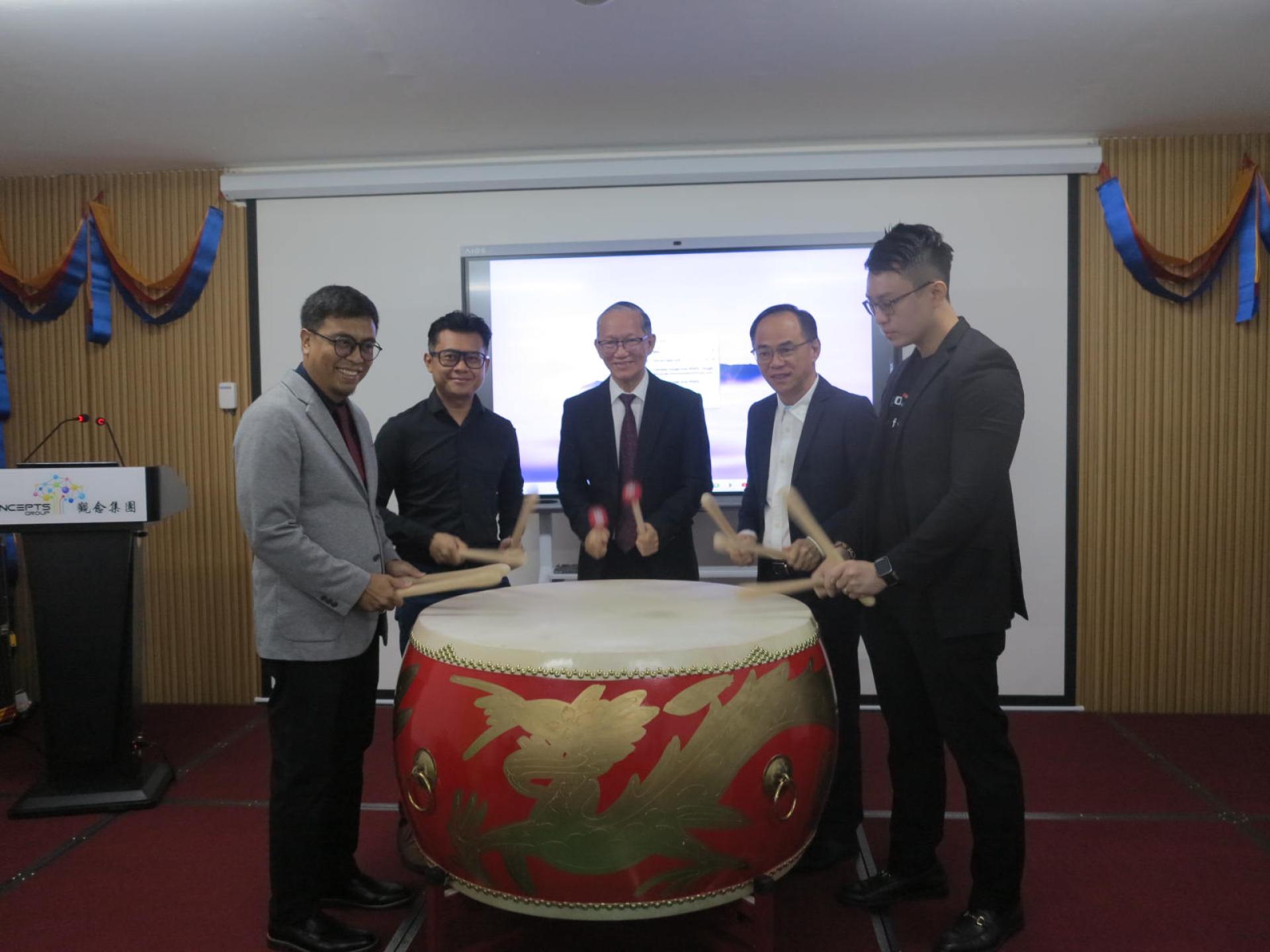Concepts Technologies营运主管Ardoni Siregar、谷歌教育马来西亚和汶莱国家负责人Danial Azizan Henry、汶莱观念集总经理包平生、美里及汶莱宏基销售及服务有限公司分行经理苏容璋以及APAC，Imago 预售主管刘健兴共同击鼓主持Google for Education 展示会推展礼