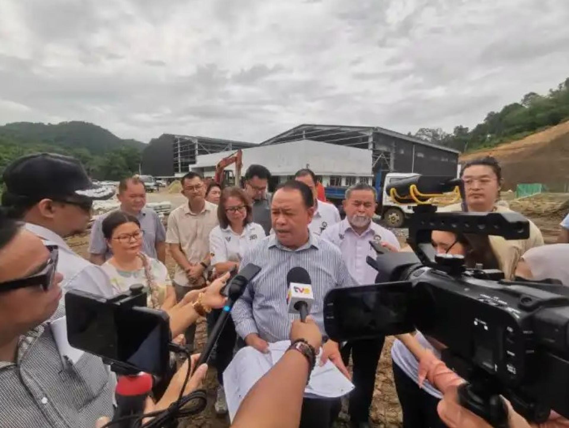 拿督亨利哈里日尼于8月19日视察位于石隆门占布山路的石隆门体育馆工地，并向媒体说明进展情况。