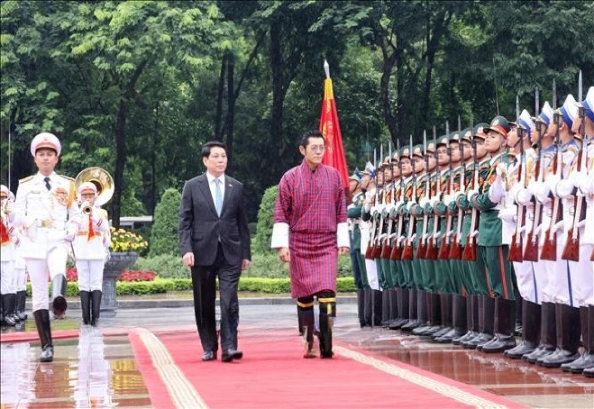 越南国家主席梁强主持隆重的国宾仪式欢迎不丹国王与王后访问。