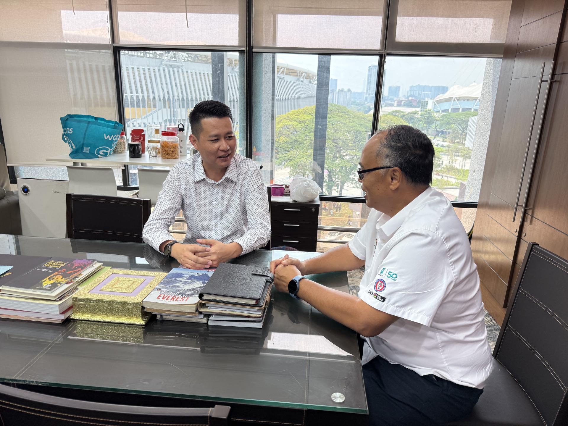 大马体育理事会董事林思健律师（左）和该会总监杰菲理针对体育事务见面交流时摄。