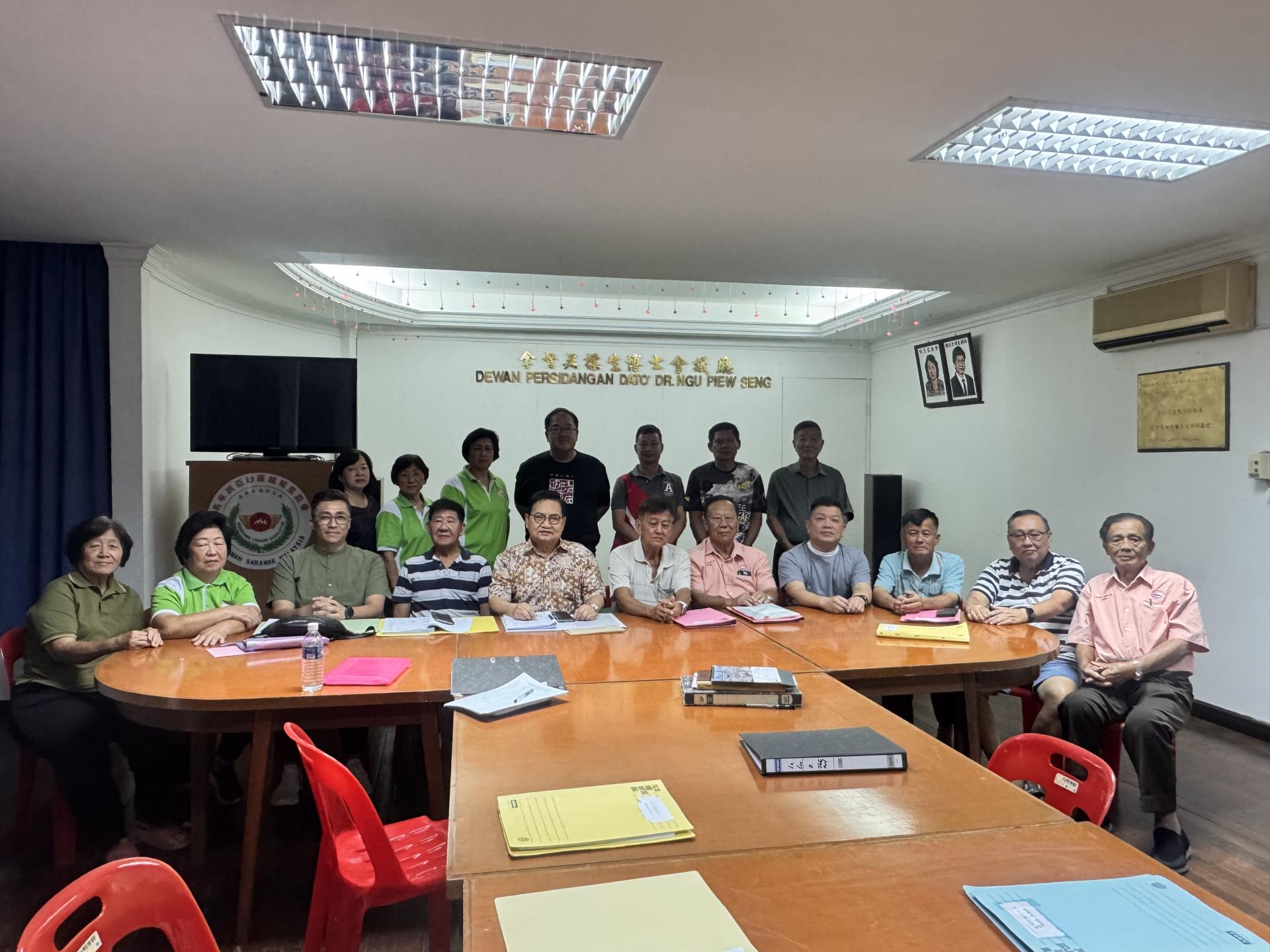 全体出席理事合影，左四为吴标生。