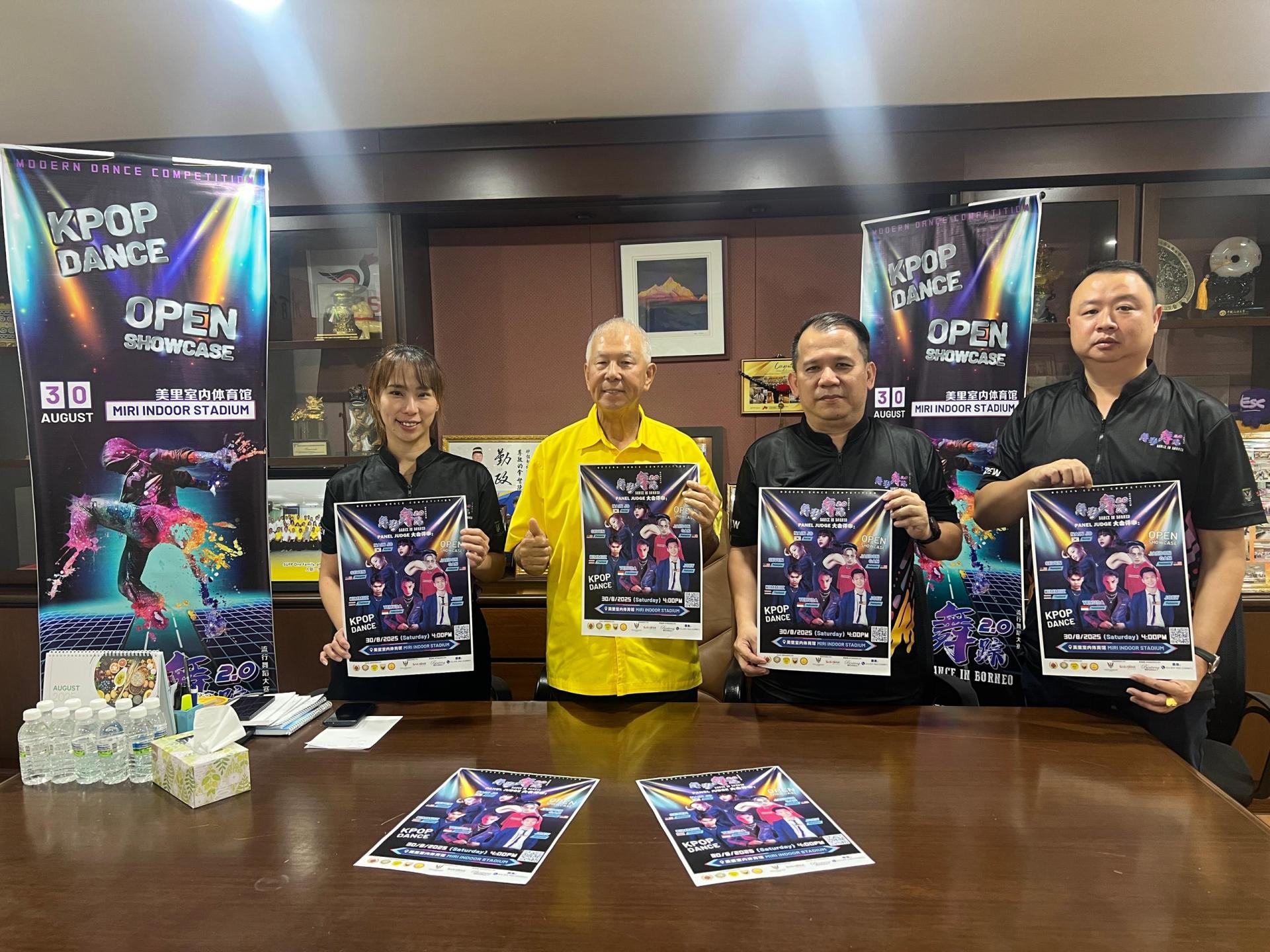 拿督陈超耀（左2）与筹备会成员合影于新闻发布会。