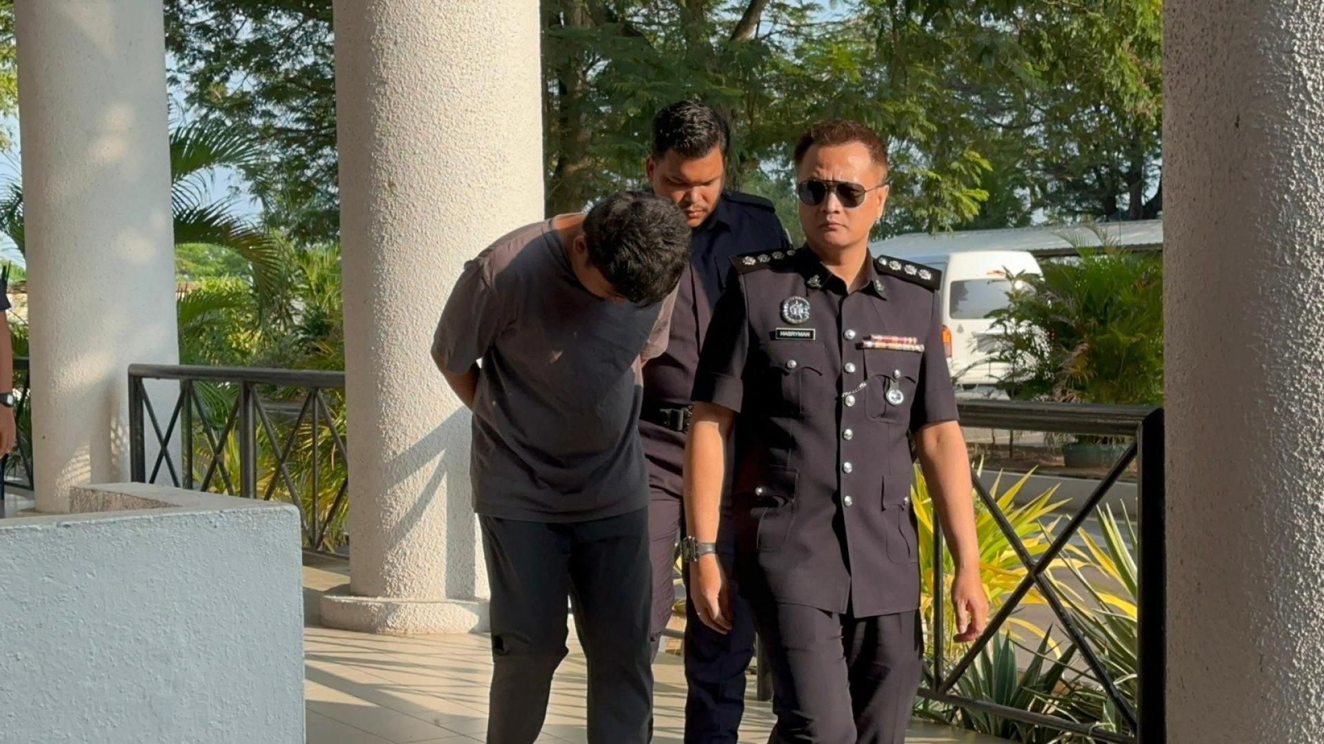莫沙鲁被警方押往北海法庭面控。