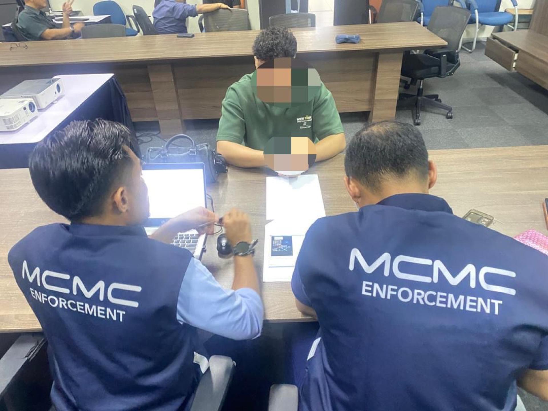 假冒病理学专家，并声称参与扎拉凯丽娜验尸过程的嫌疑人已被逮捕；通讯委会也已向他录供。