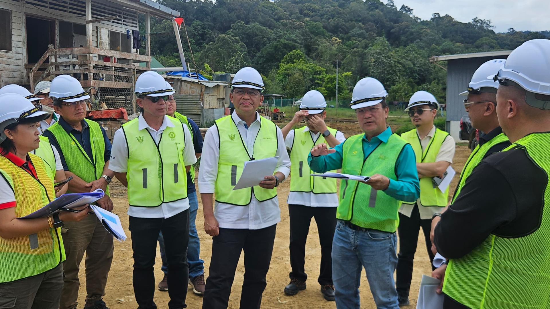 砂副部长拿督阿都拉曼朱奈迪（左4）实地巡视高原发展机构道路与净水厂升级工程，听取姆鲁区州议员拿督砂总理署副部长（劳工、移民与项目监督）兼姆禄区议员拿督格拉瓦加拉汇报。