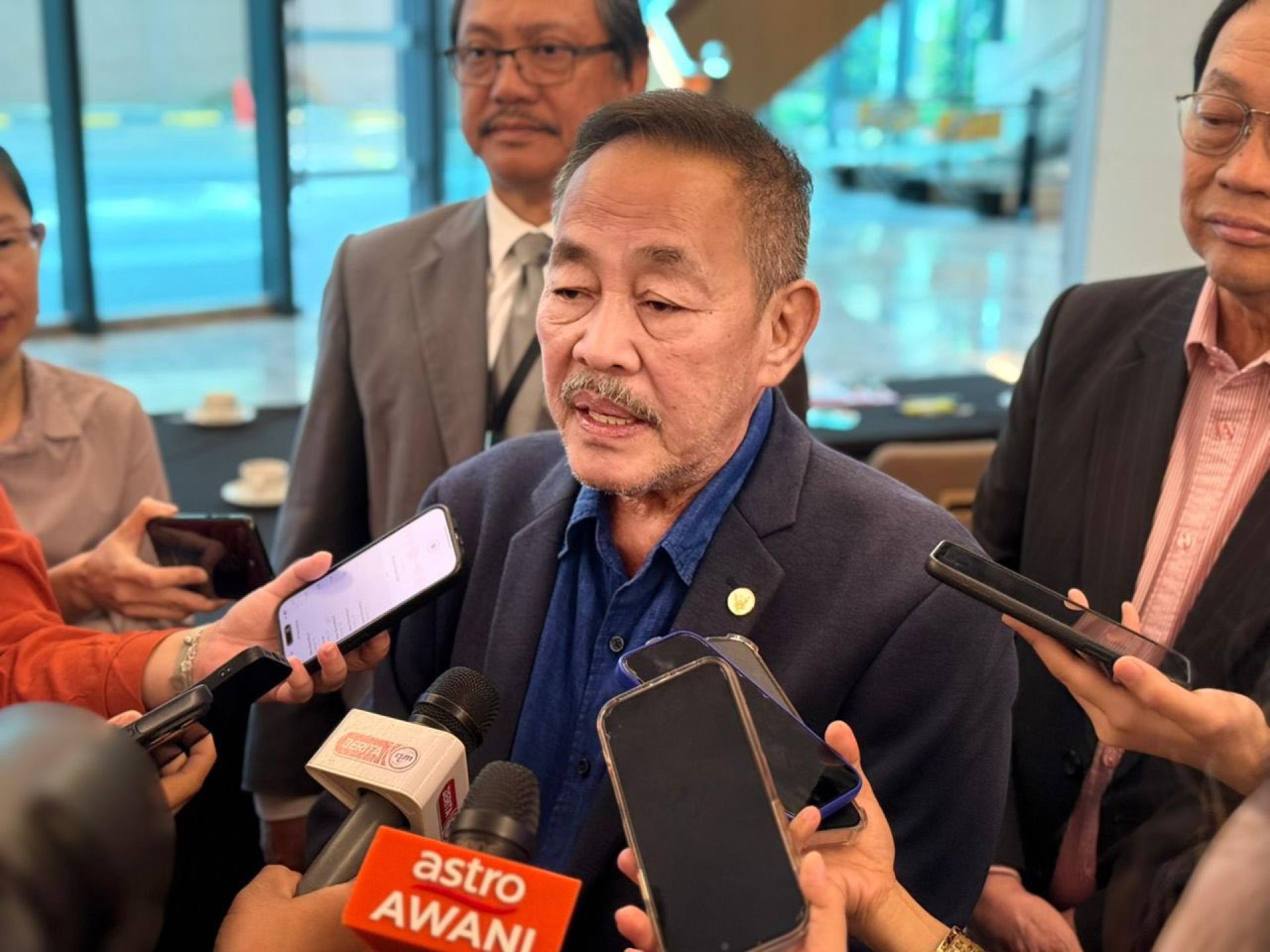 拿督斯里罗伦沙加会后受访一瞥。