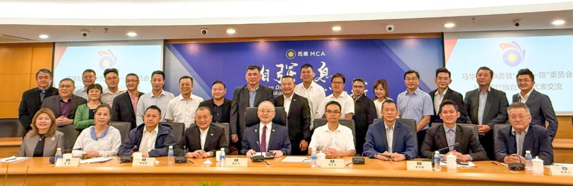 马华与广西壮族自治区交流团进行交流后合影留念，双方期待在 “一带一路” 框架下深化合作，共创双赢。