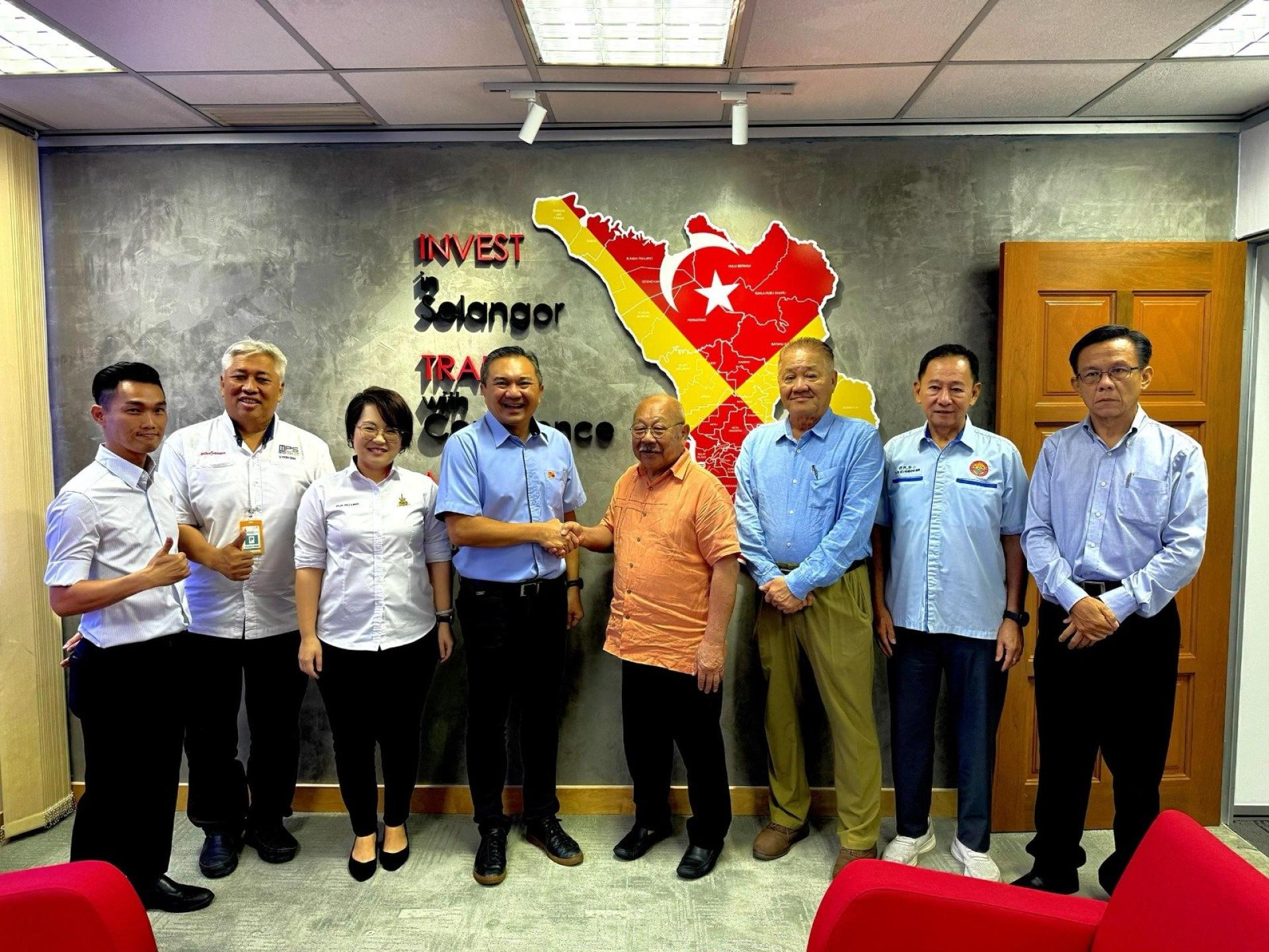黄思汉（左4）与侨民华小董事部就地契事宜会面并达成协议。左起侨民华小校友赖俊权、士拉央市议员余深恩、武吉栏樟州议员潘佩玲；右起侨民华小总务陈德隆、侨民华小董事沈国华、侨民华小法律顾问李城辉及侨民华小董事长赖庆源。