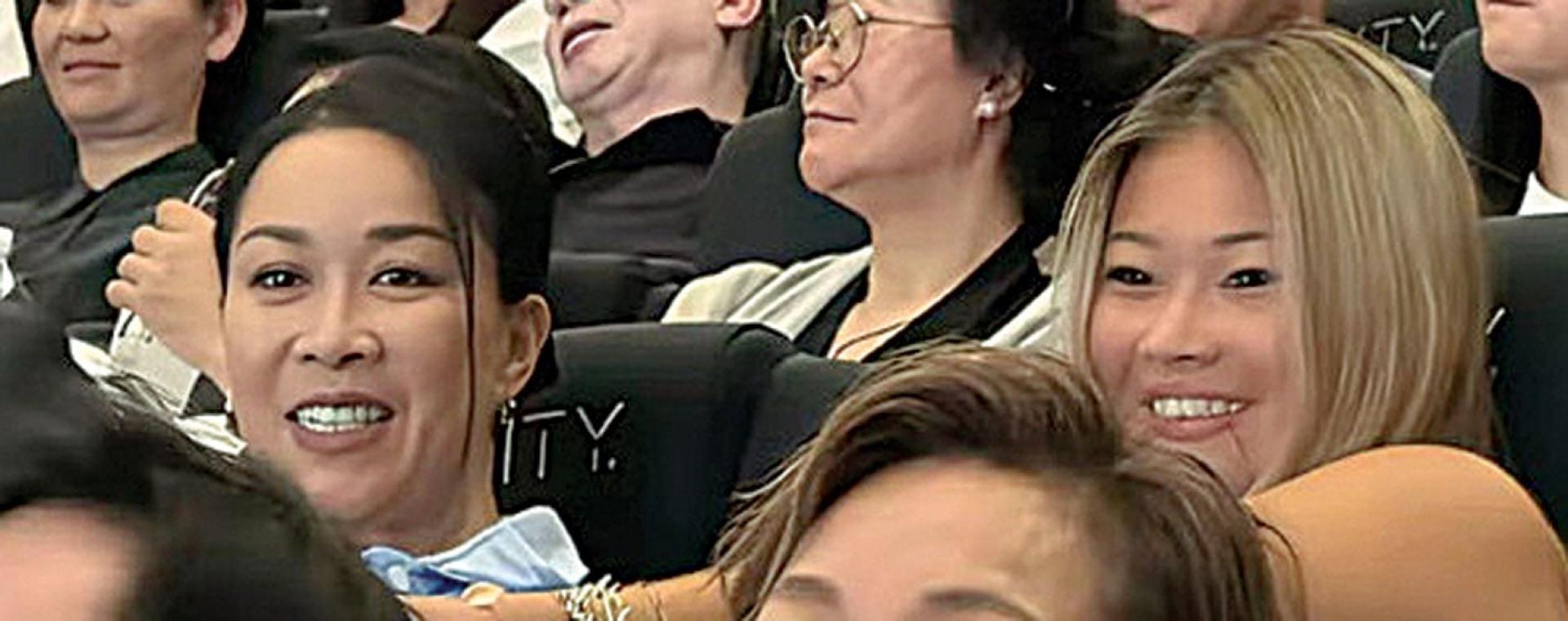 那英（左）和女儿出席电影首映。