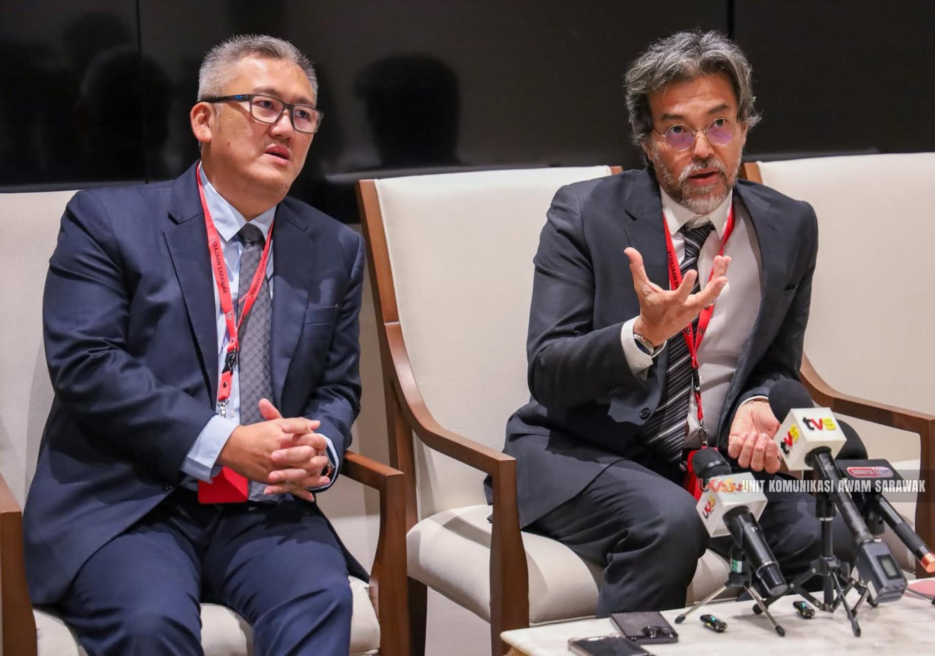 国际数据中心管理局东盟区负责人沙里曼赛迪克（右）在发布会上发言。