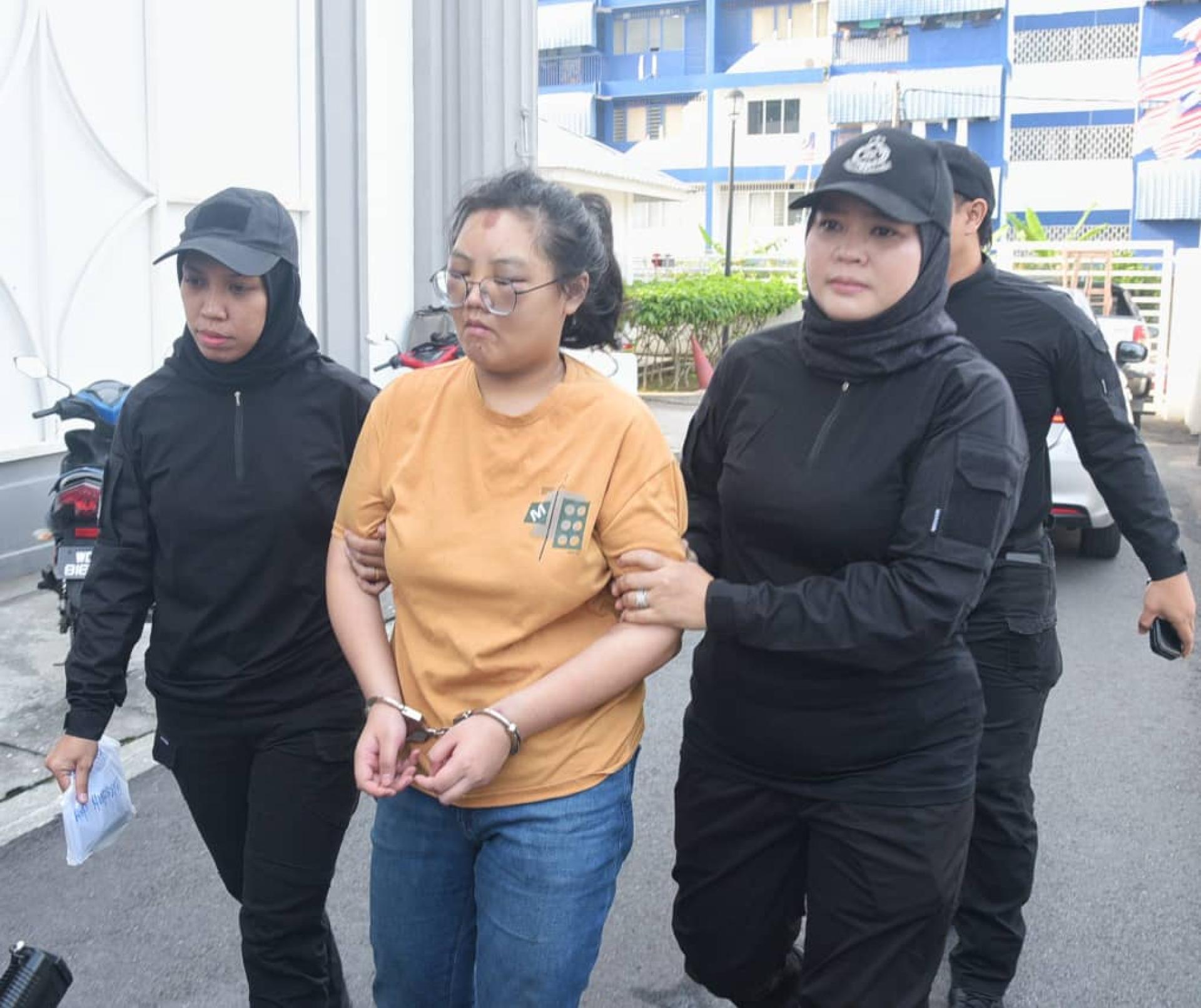 被告周三上午被带到法庭面控。