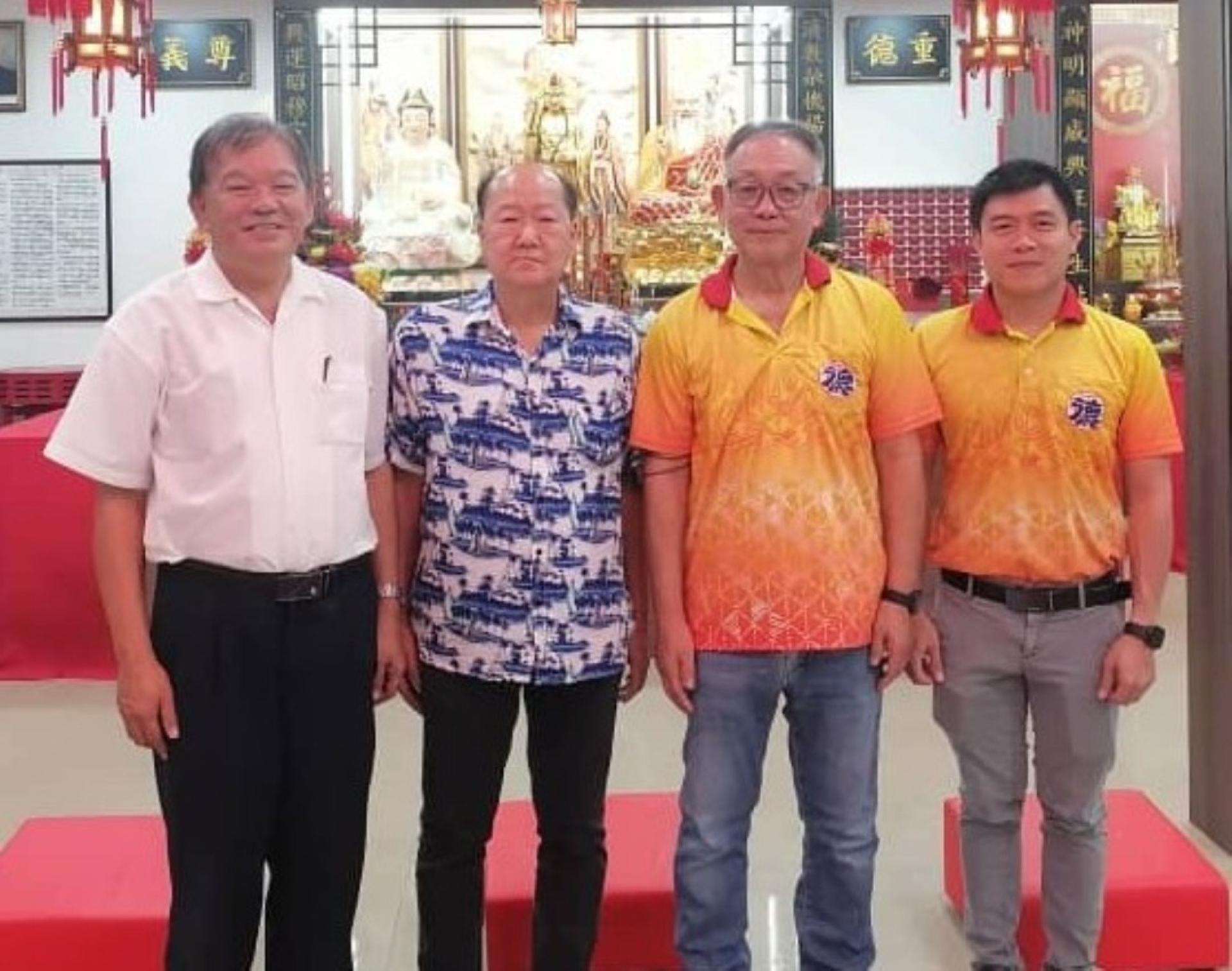 济兴善社社长陈瑞兴（右2）指将于周六晚举办由来自台湾许国模分享“自医特效穴位”公益讲座。左起为陈中兴、砂同心善堂主席黄国远；右是该善社署理社长方圣乔。