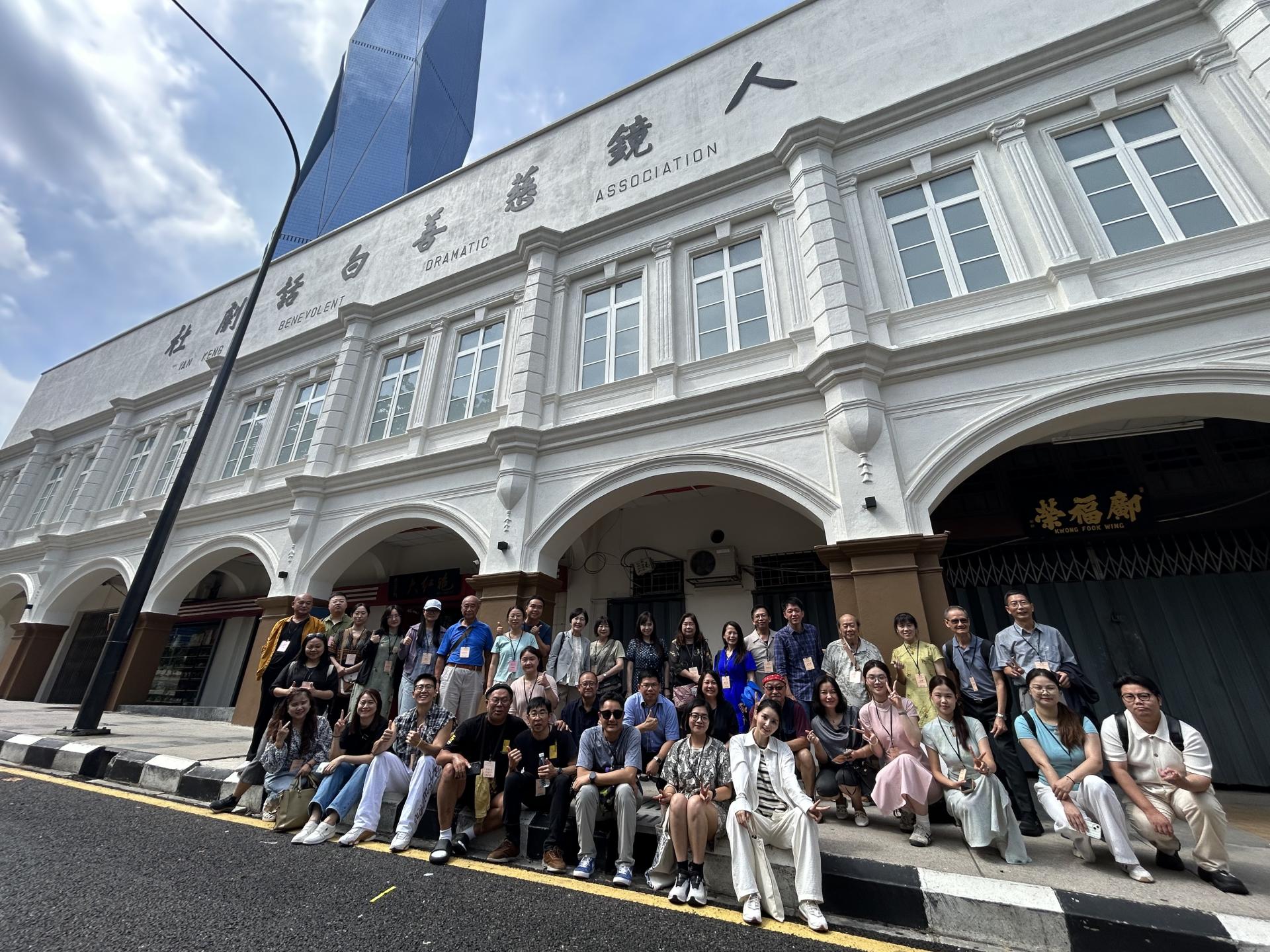 国内外学者们来到吉隆坡茨厂街，在拥有百年历史的“人镜慈善白话剧社”前合影留念。