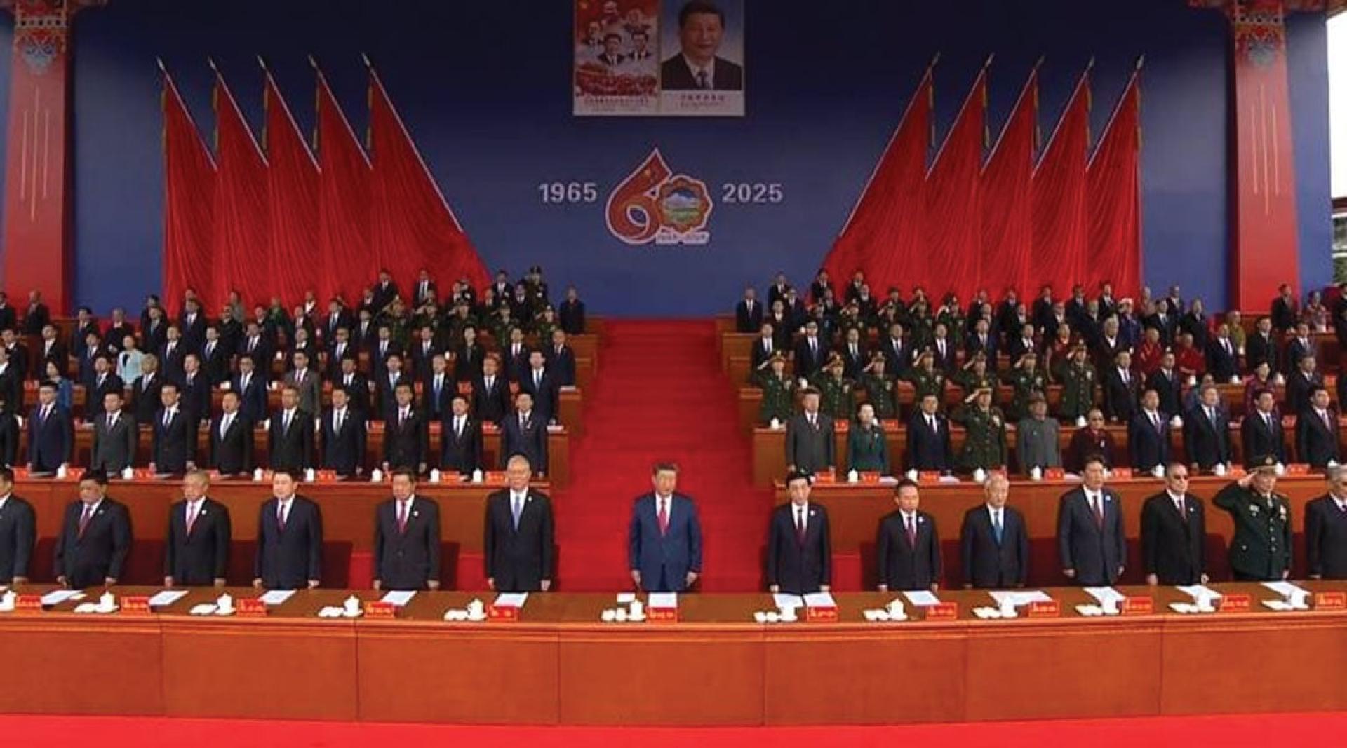 习近平出席西藏自治区成立60周年庆祝大会。