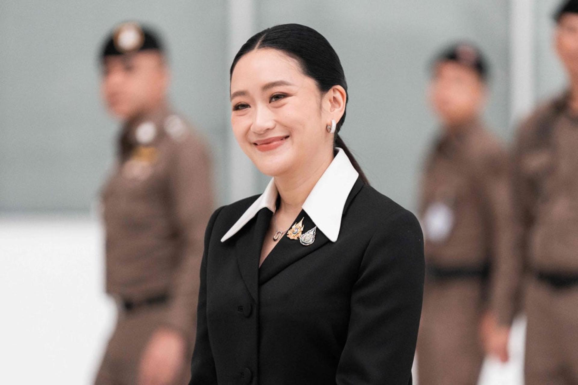 佩通坦面带微笑向媒体致意。