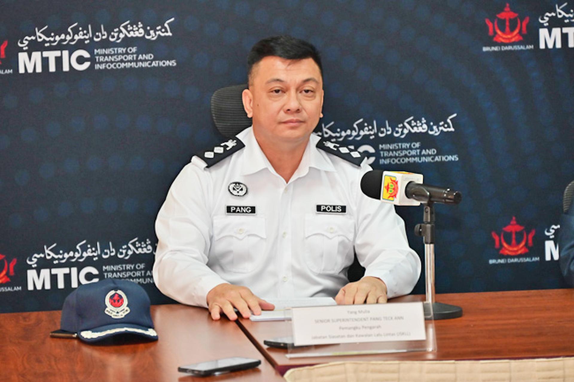 汶莱皇家警察部队代交通管制和调查局长高级警司 Pang Teck Ann在新闻发布上发言