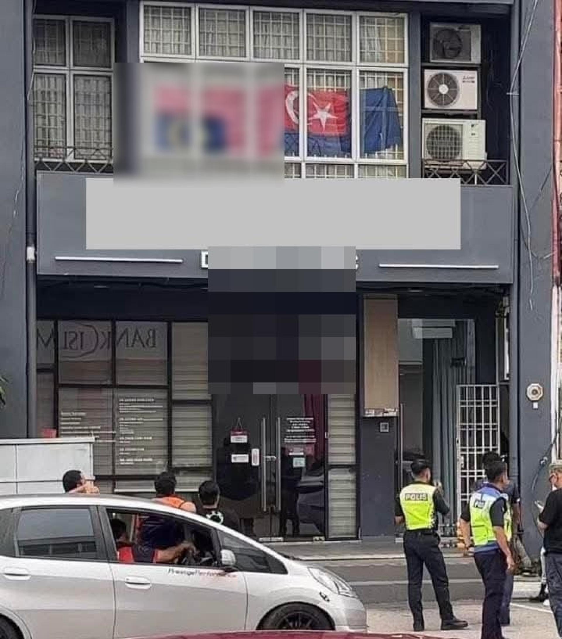 笨珍一家牙科诊所被发现倒挂国旗，笨珍市议会及警方接获投报后，前往纠正错误。