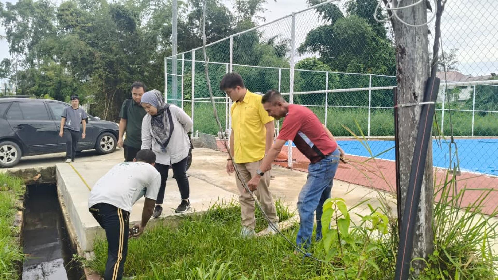 砂旅游部副部长拿督陈超耀的机要秘书谢家洪（右2）一行人在巡视休息亭子工程位置。