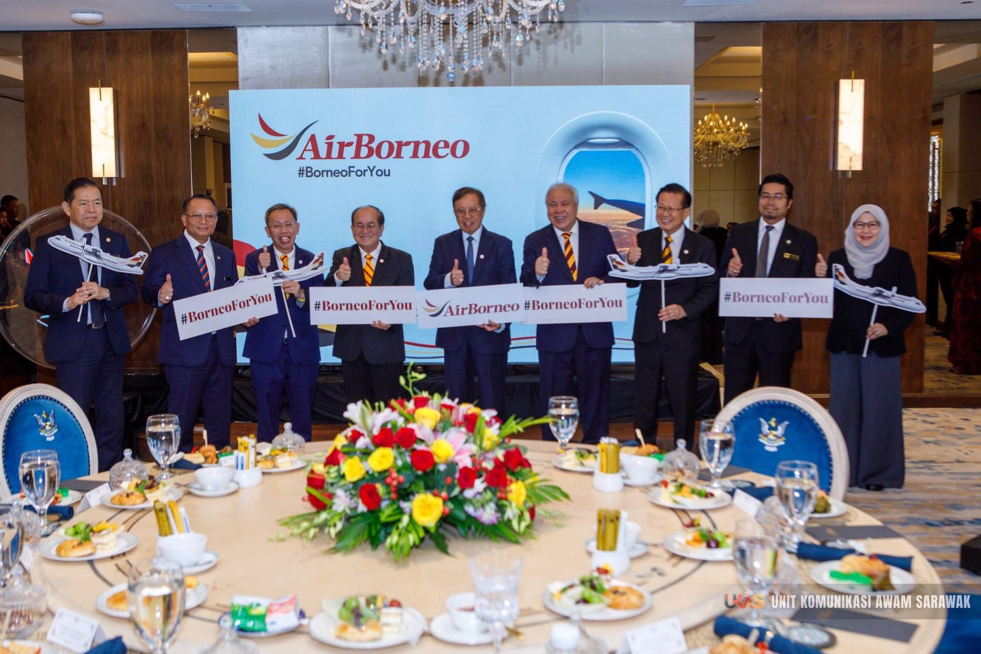 砂总理阿邦佐哈里（中）与众嘉宾共同推介“婆罗洲航空（AirBorneo）官方品牌标志“团结之翼”，并手握该航空以“婆罗洲，为你”（Borneo For You）为口号的牌号。