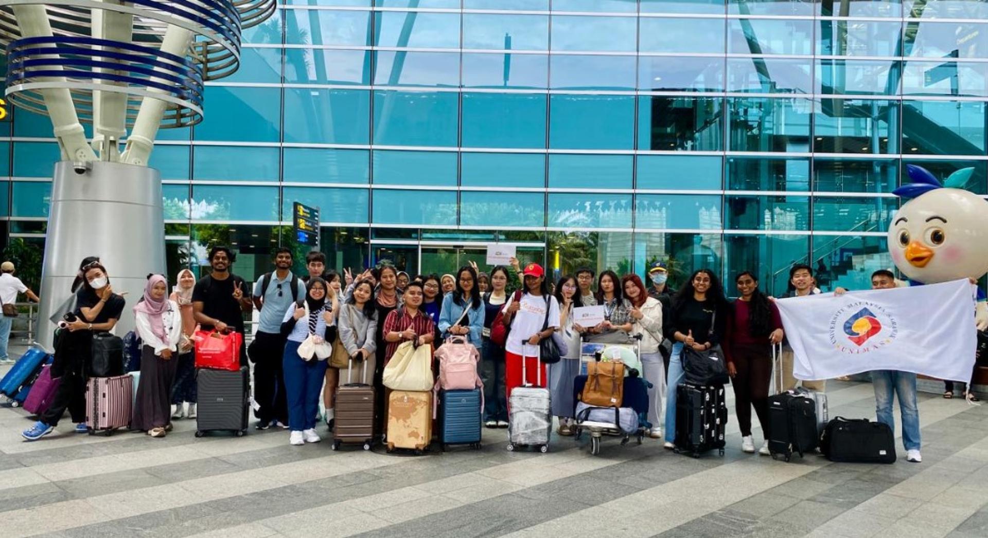 砂大学生与来自区域各国的参与者一同抵达岘港国际机场，准备参加由越南FPT大学主办的 2025年东盟周。