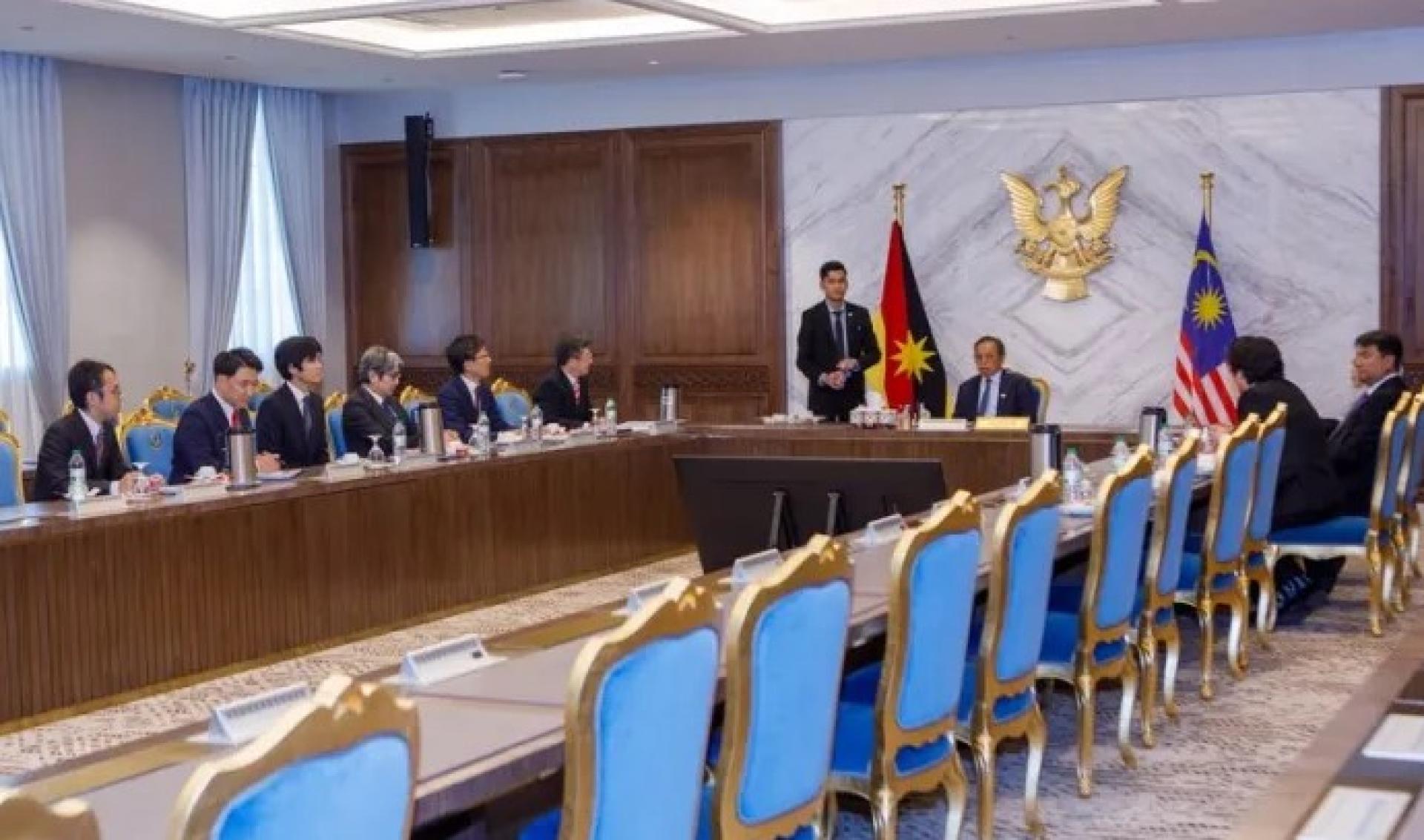 阿邦佐哈里于2025年8月21日在古晋Satria Pertiwi大厦，与日本国际协力银行代表团会晤。