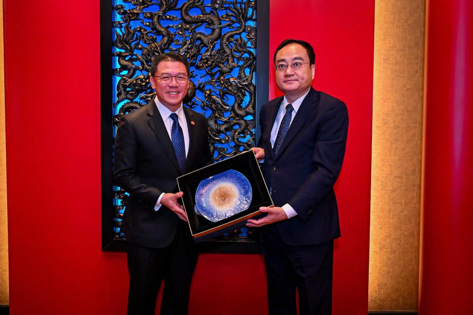 倪可敏（左）正式受邀担任2026年哈尔滨国际经济贸易洽谈会（哈洽会）开幕嘉宾。右为余建。