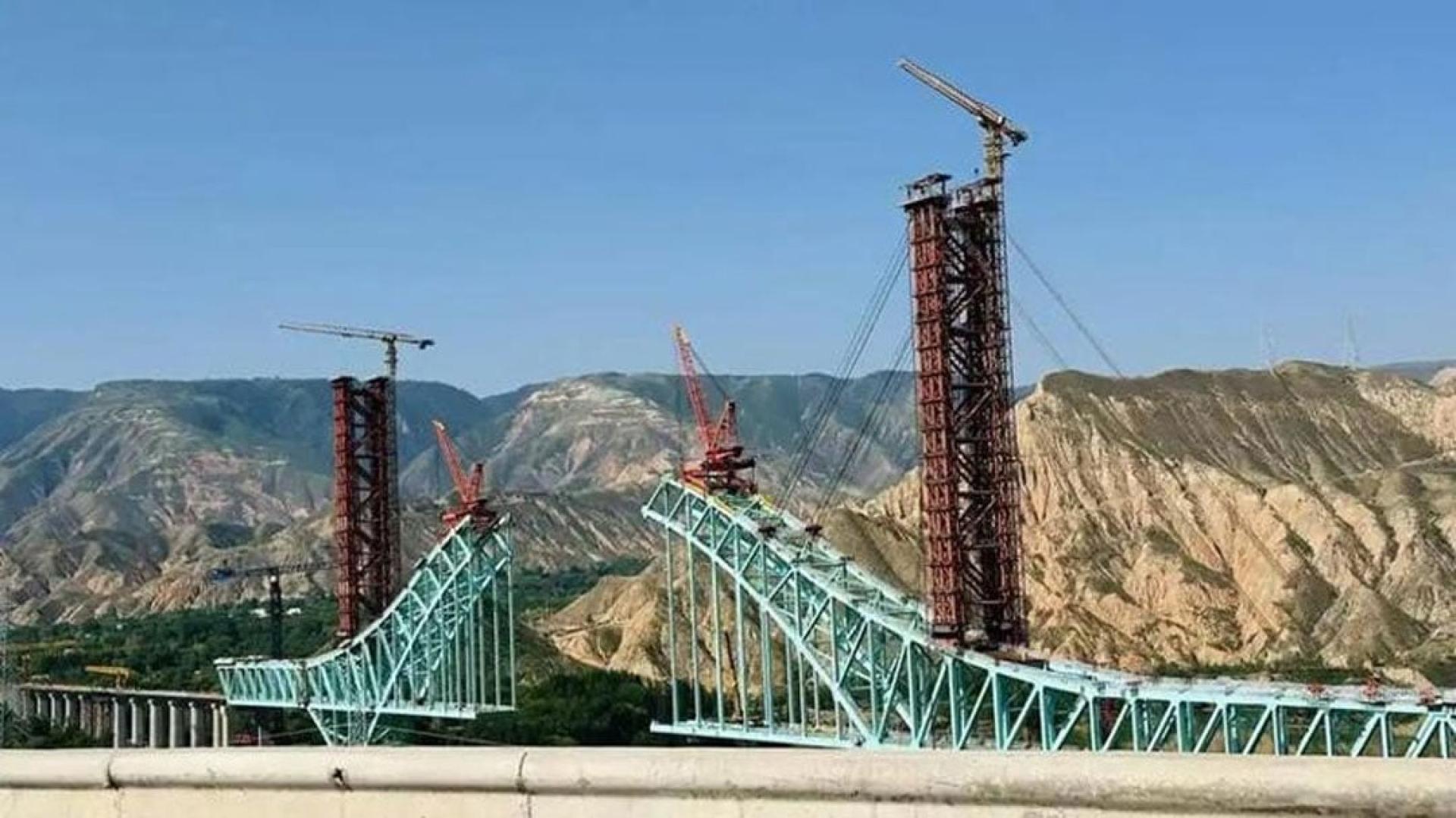 川青铁路尖扎黄河特大桥合拢前的照片。（图：新京报）