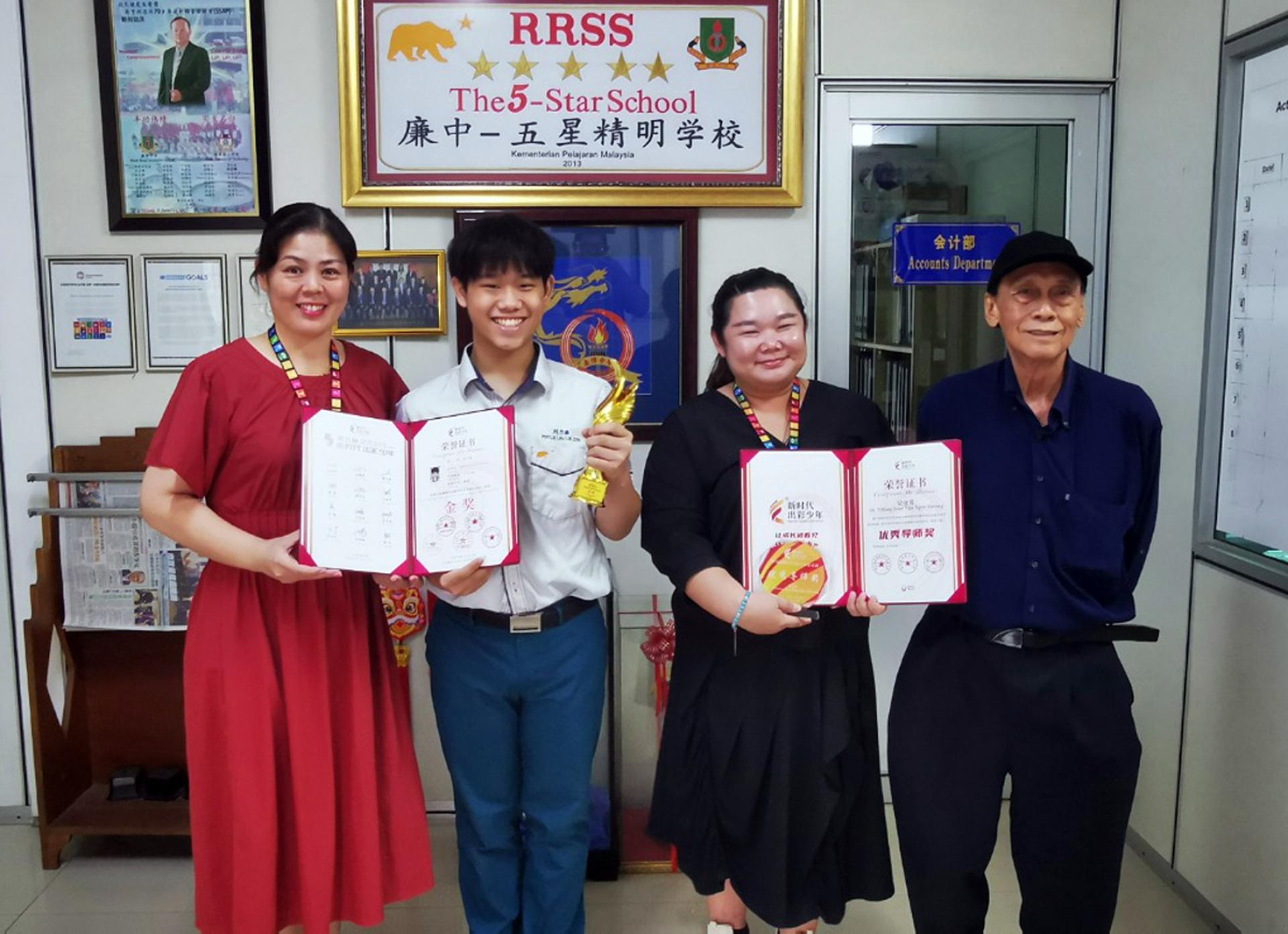 校长江佩娟、《新时代出彩少年》舞蹈金奖得主刘力溱、指导老师吴宜芳博士及副首席执行员  刘世聪合影。