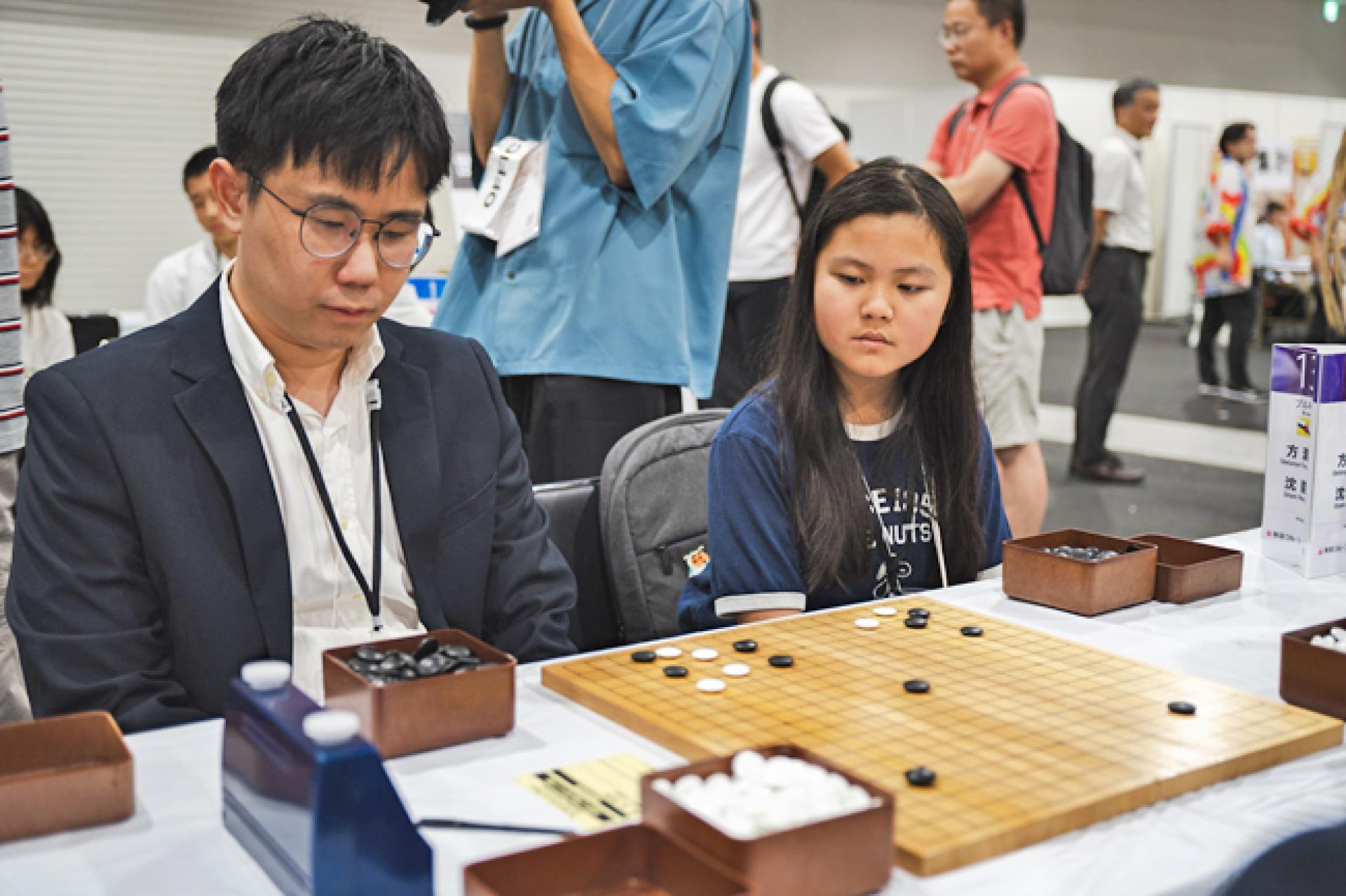 汶莱围棋混双组合棋手Stelanye Fong Man Qi和Shame Neng Cong进行比赛