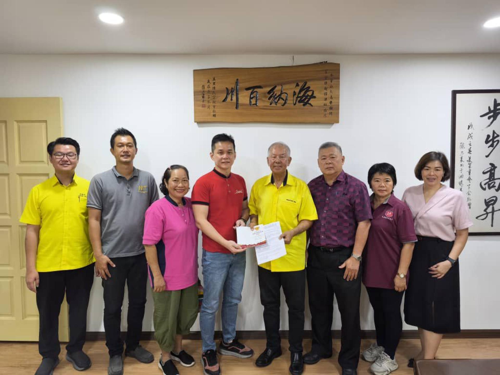 筹备会主席兼署理会长陈德毅（左4）拜访永久名誉顾问拿督陈超耀，并移交邀请函。右3为大会主席兼会长陈绍和。