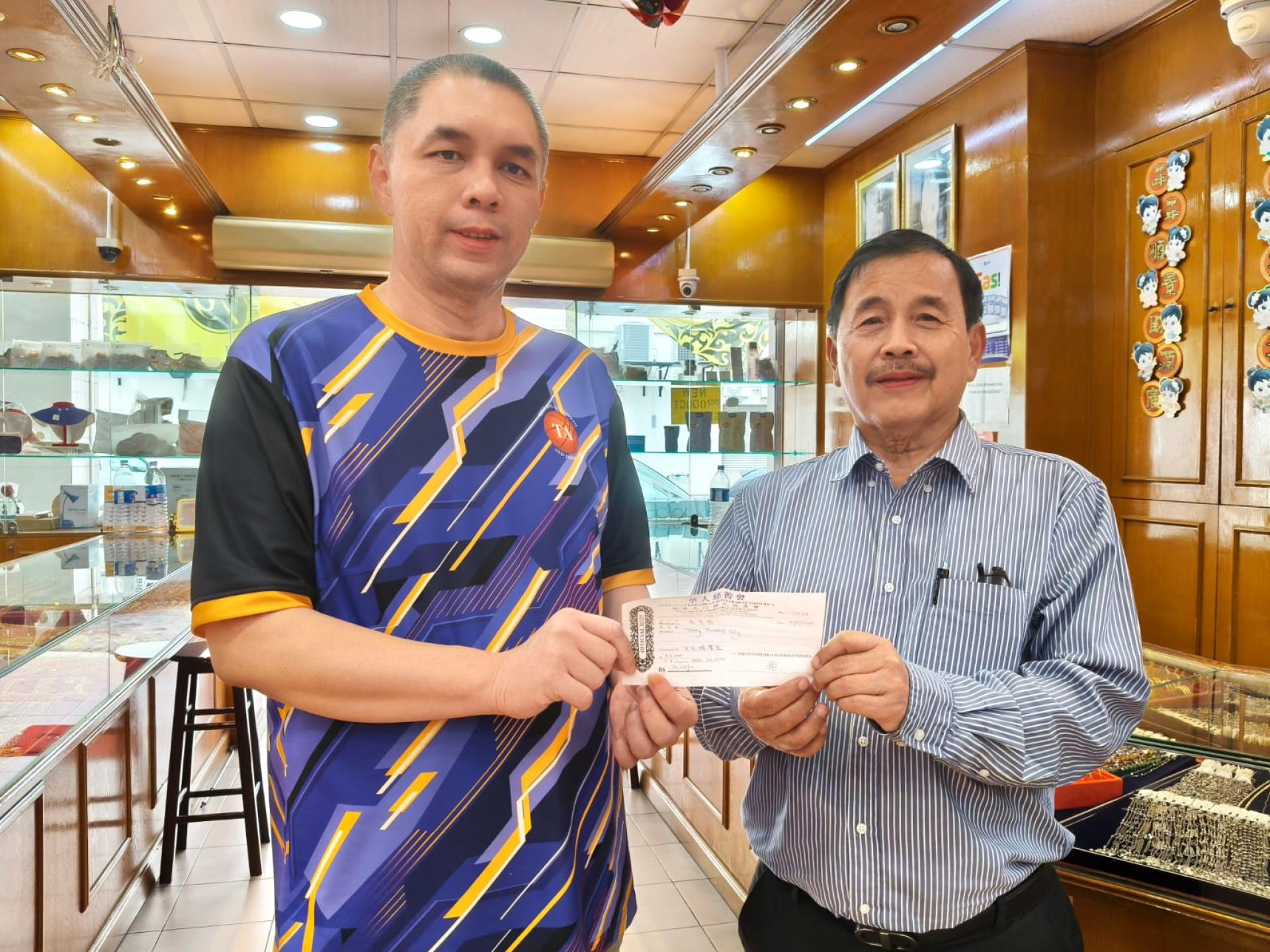 林登财理事呈交正式收据予吴景泰