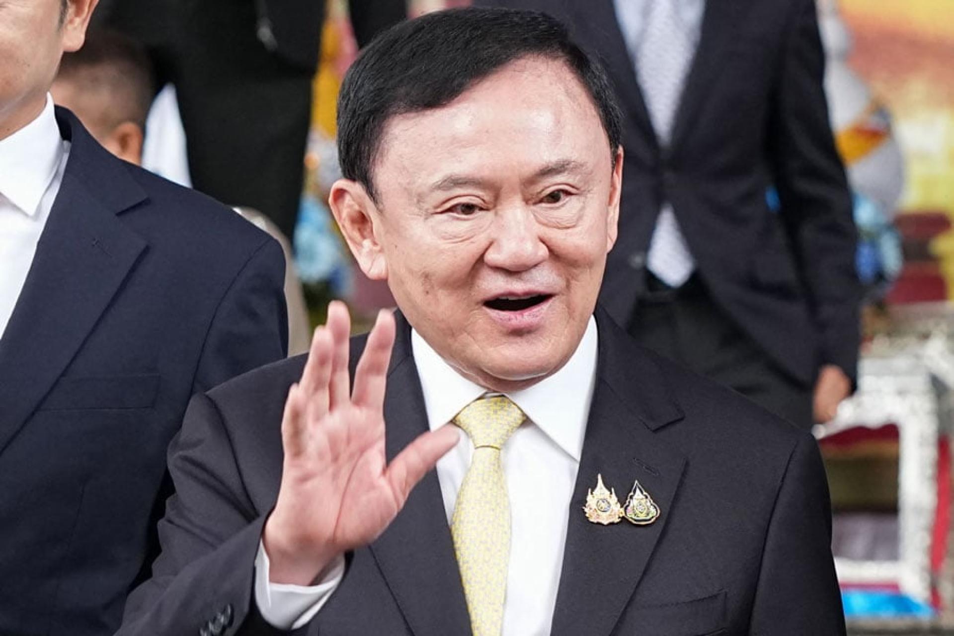他信准备离开法庭时，面带微笑向媒体。