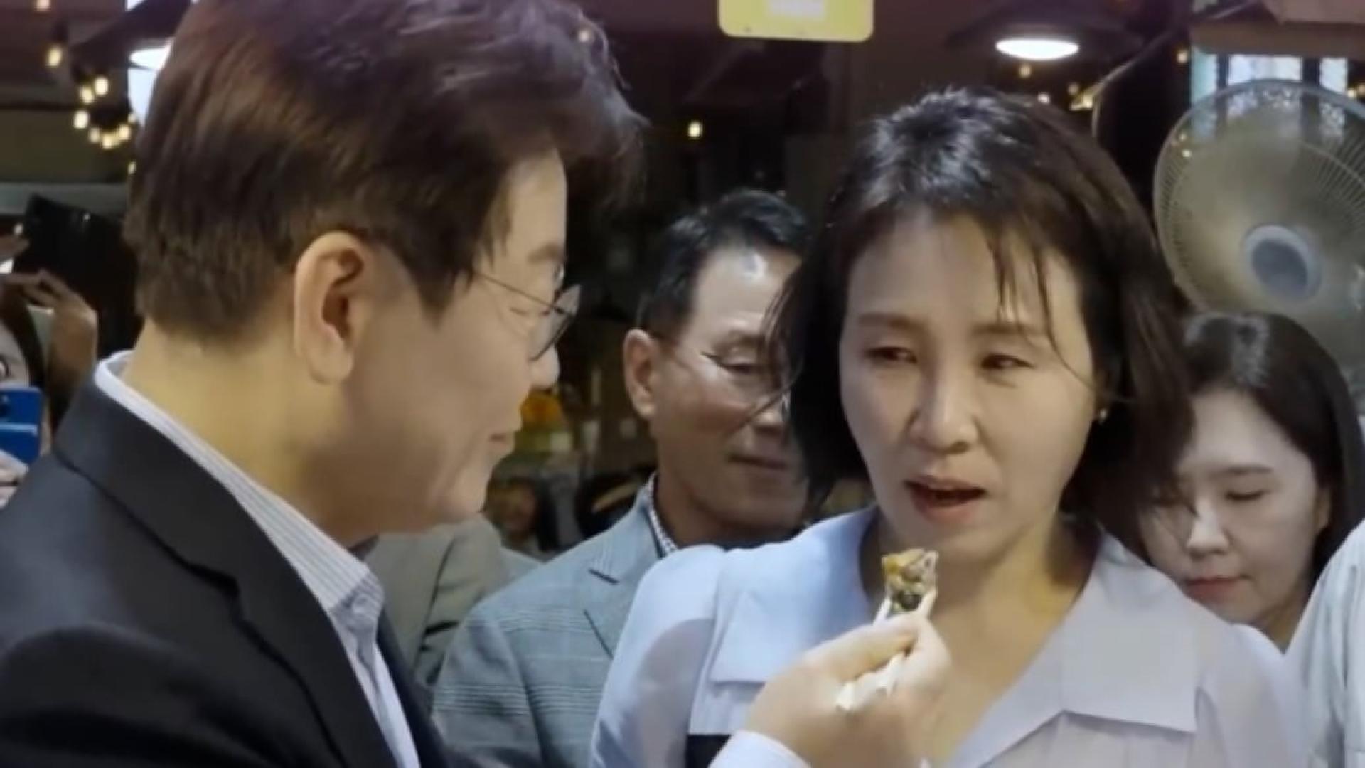 李在明夹食物喂夫人金惠景。