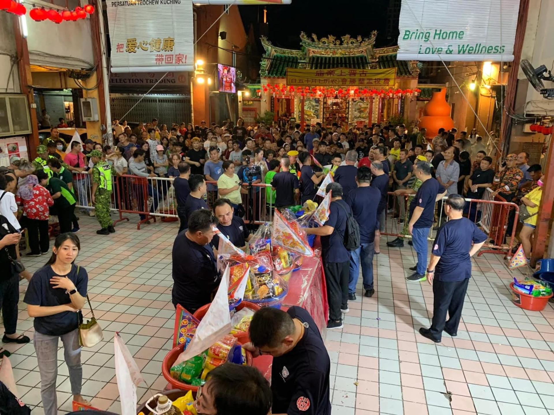 古晋潮州公会于去年在上帝庙前举办中元节盂兰胜会的场面一瞥（档案图片）