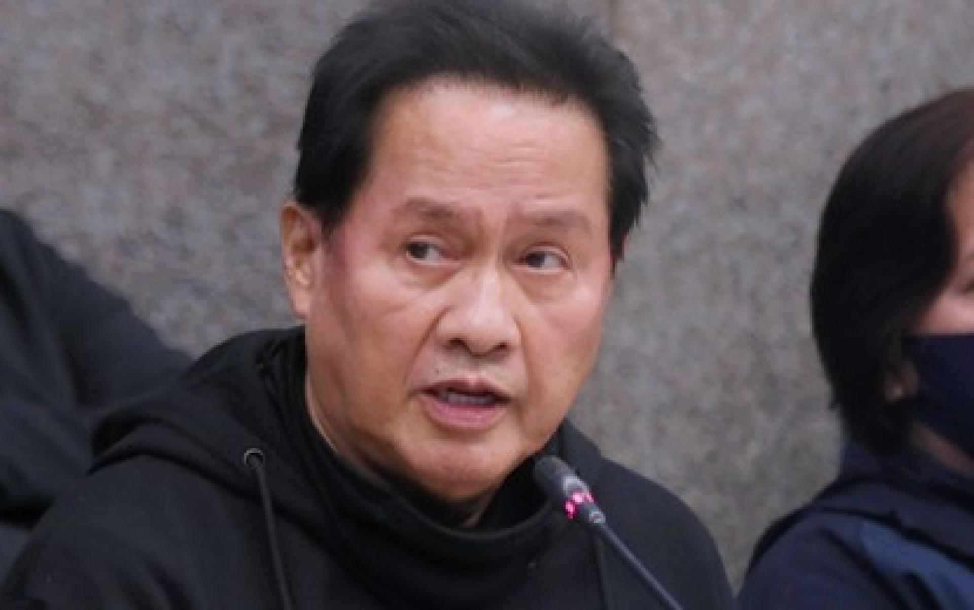 图为2024年10月23日，"耶稣基督王国"教派领袖奎博洛伊出席参议院听证会。参议员洪蒂韦罗斯22日称菲律宾有法律依据根据菲美引渡条约将其引渡美国。