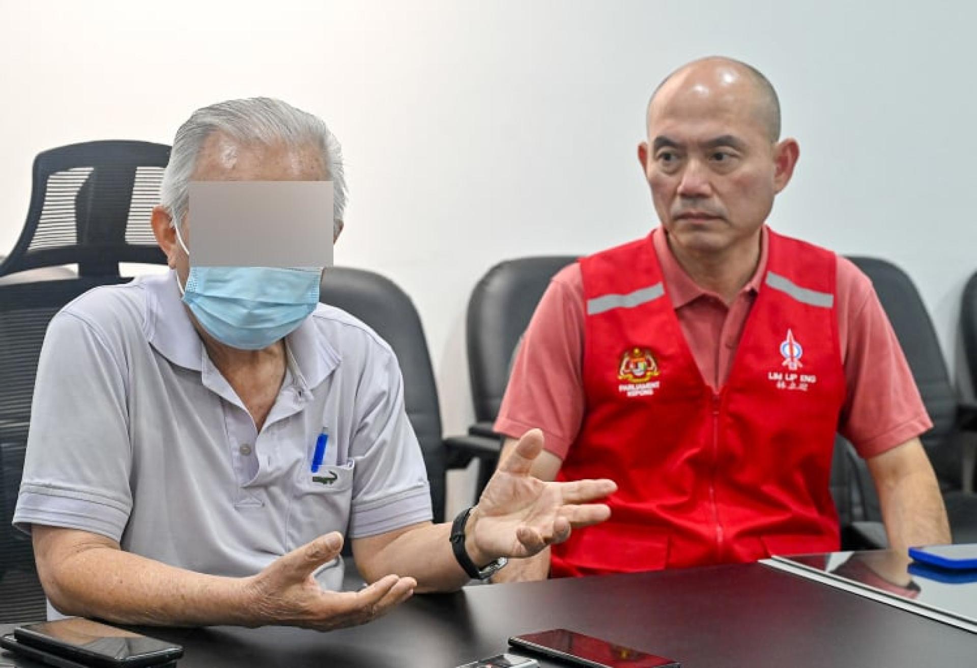 陈先生（左2）出示诈骗集团发出的起诉“律师信”，左起为谢志威、赖俊权及林立迎。