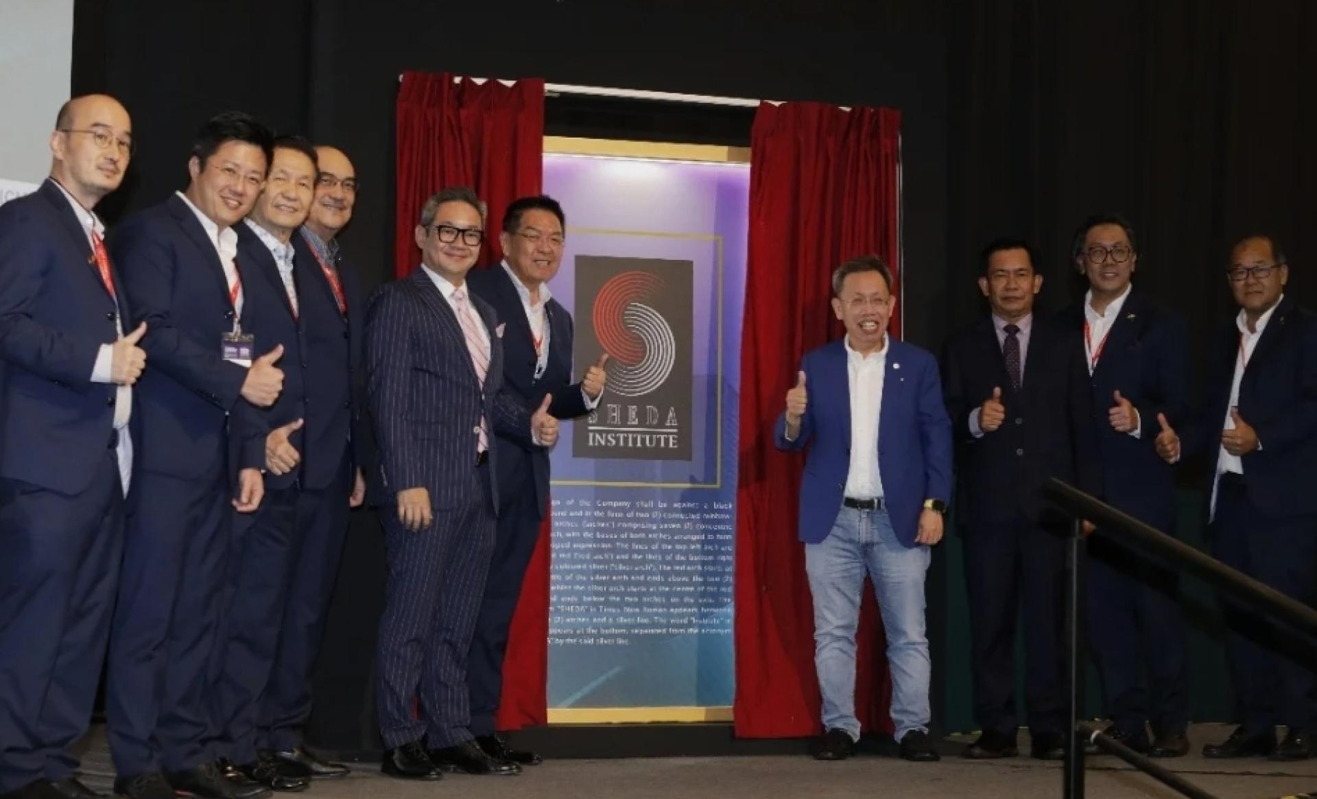 砂副总理拿督阿玛沈桂贤（右4）代表不克出席的总理阿邦佐哈里为房地产博览会主持开幕。