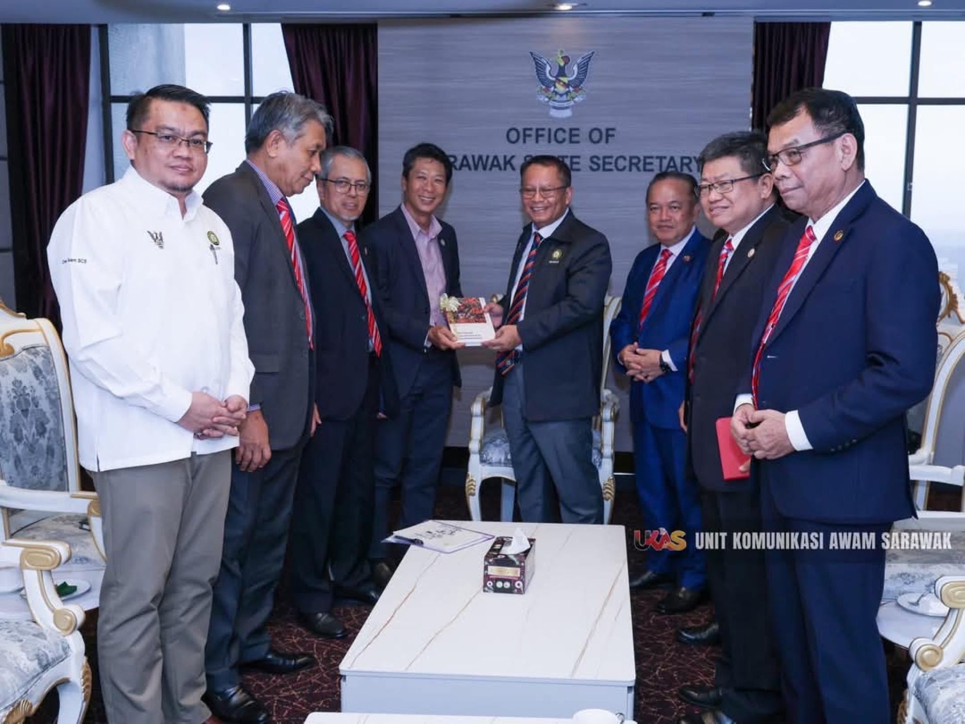 Abu Bakar (4th right) receives a courtesy visit from the SPANS delegation, led by Kameri (4th left) at Wisma Bapa Malaysia here. Photo: UKAS
