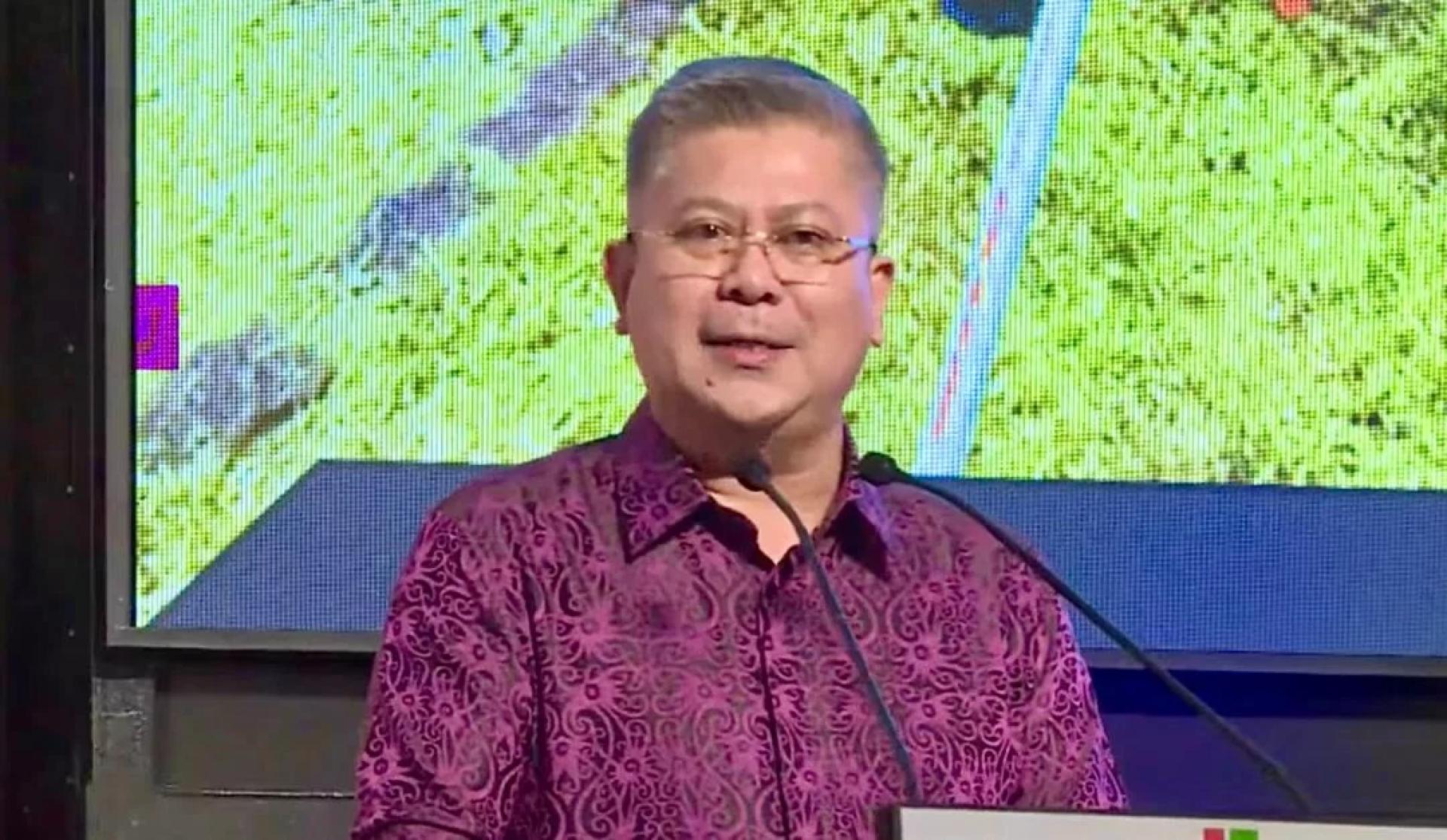 Awang Zamhari speaks at the event.