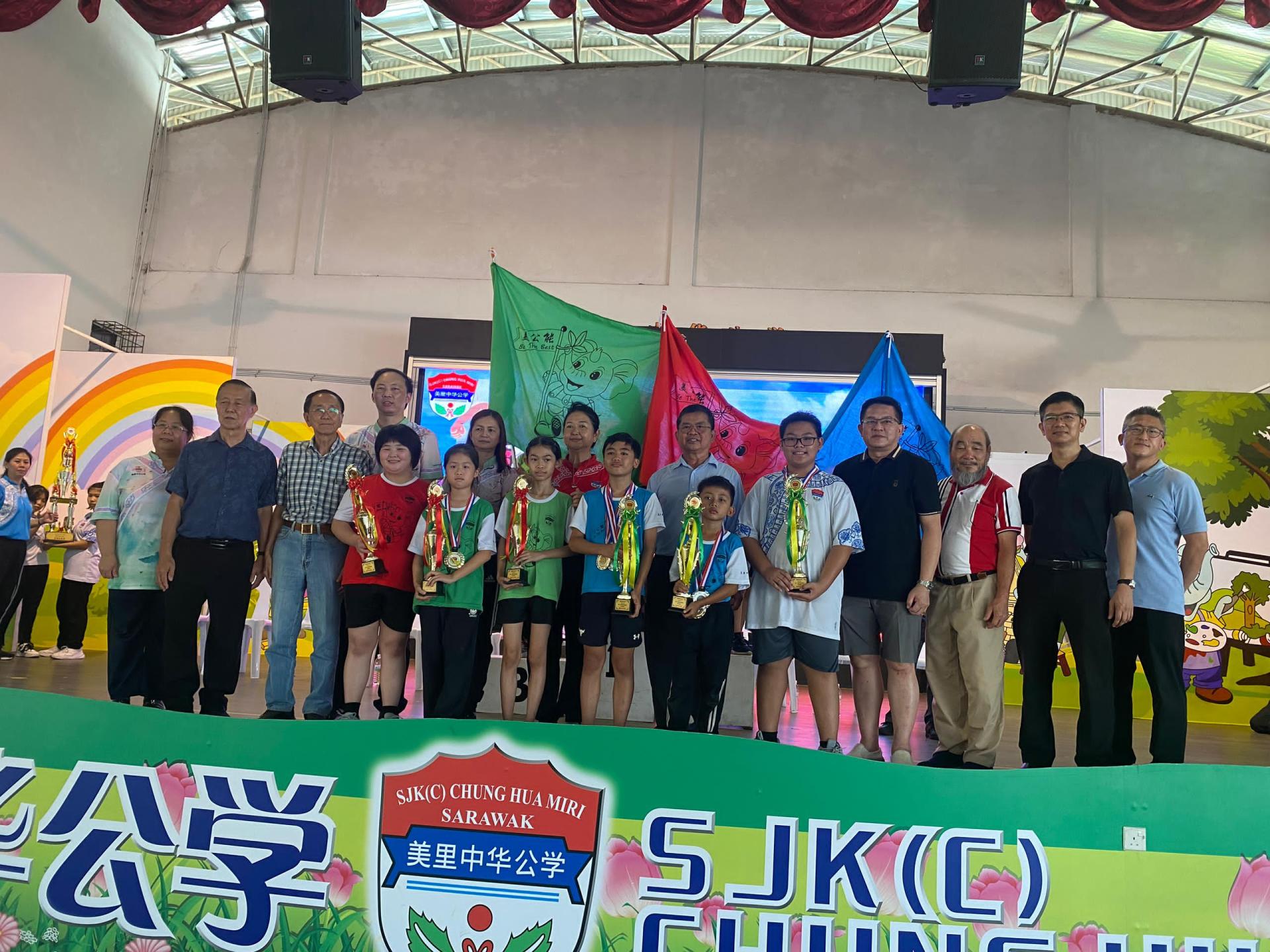 三四五年级最佳男女运动员合影。