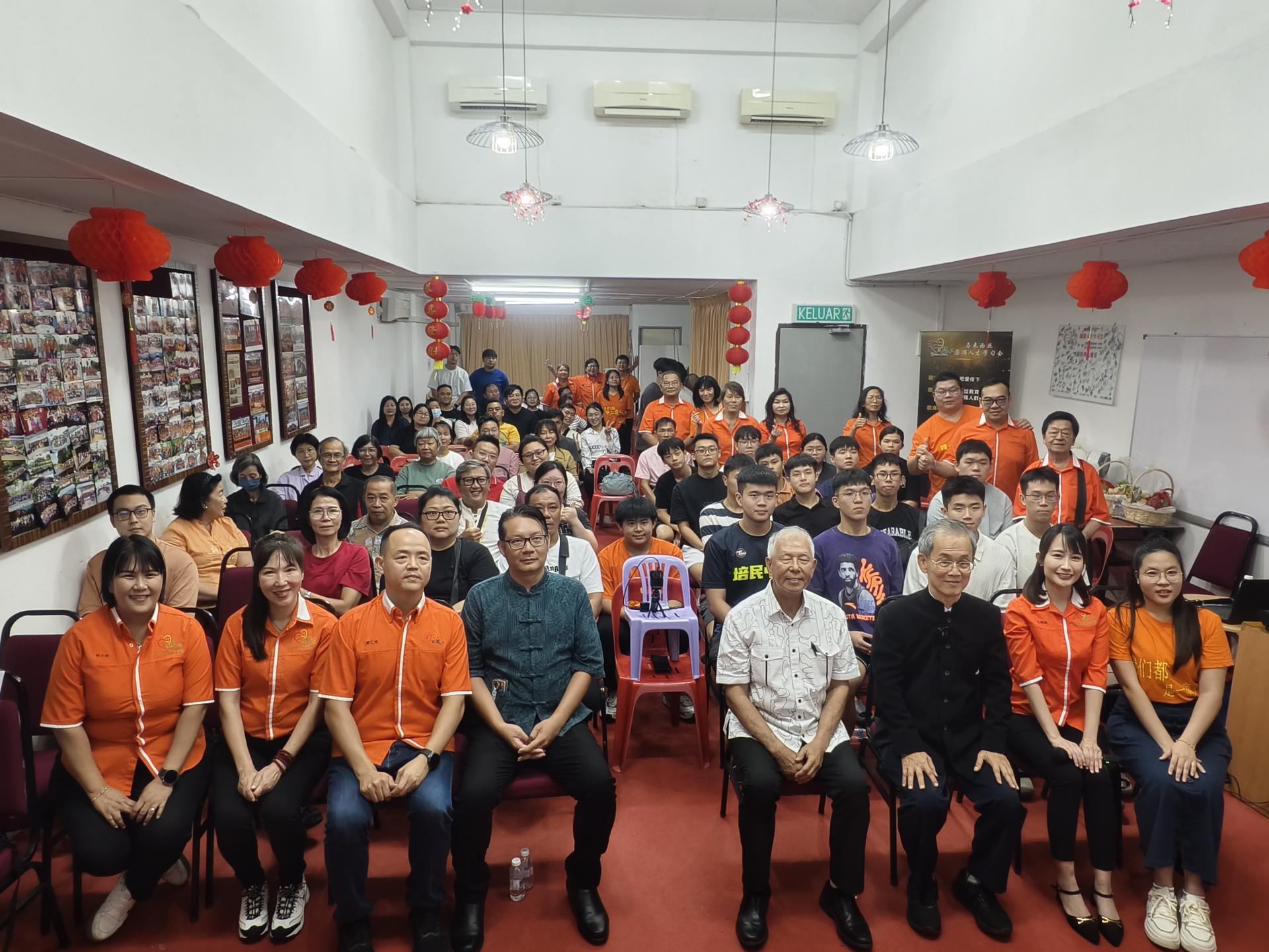 圆满人生学习会“成功致富，圆满人生”成长生活营晚宴兼说明会嘉宾和与会者于开幕仪式合影。前排左3起为会长蔡仁荣、余忠明、拿督陈超耀及讲师颜尊严。