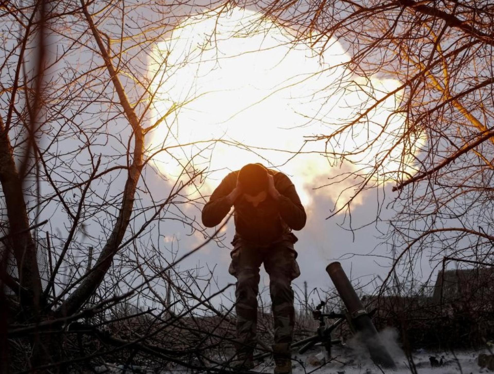 乌克兰武装部队在哈尔科夫地区前线，向俄军发射一枚迫击炮。