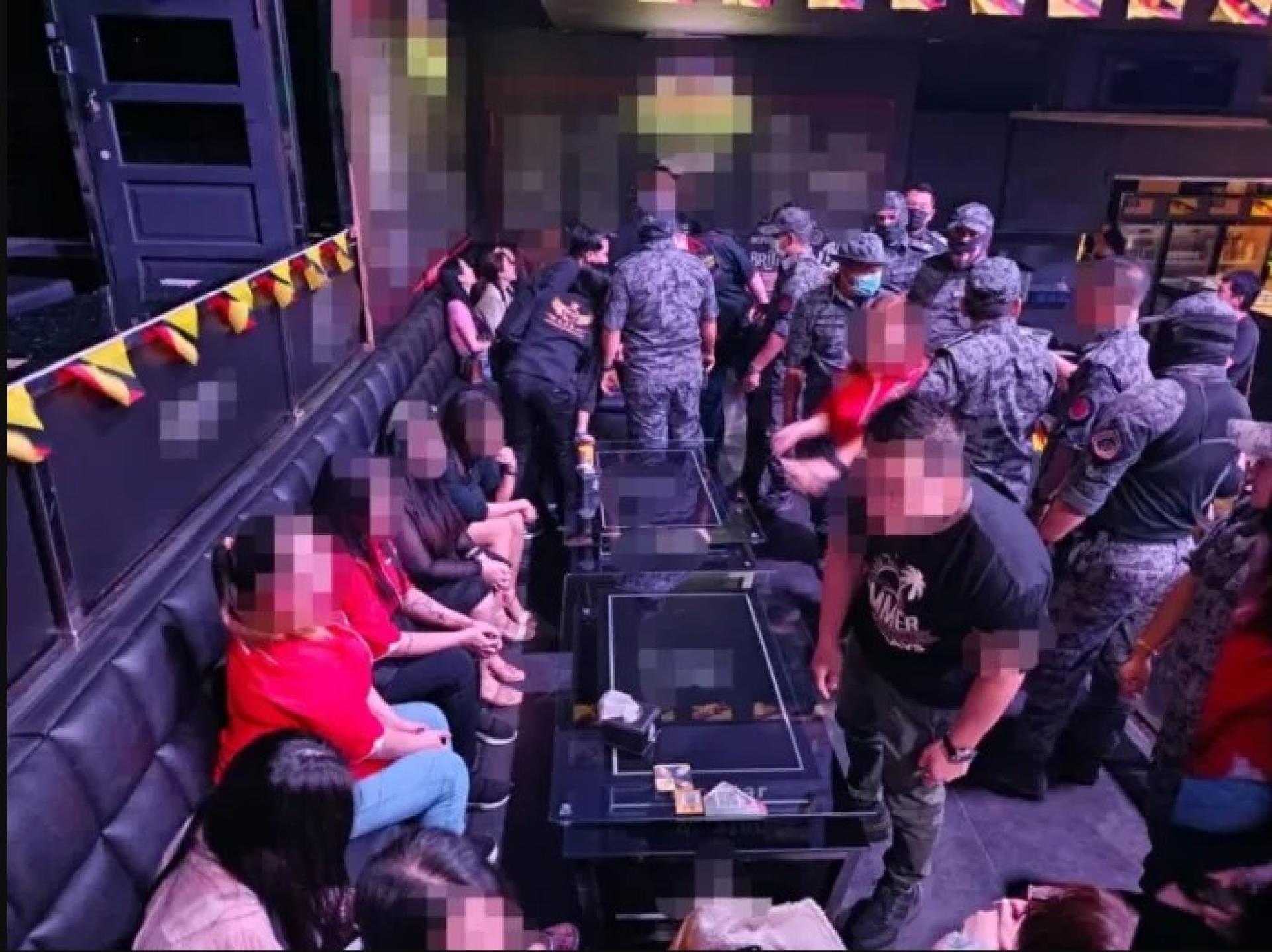 移民局执法人员在古晋市中心一间娱乐场所进行午夜突击检查。