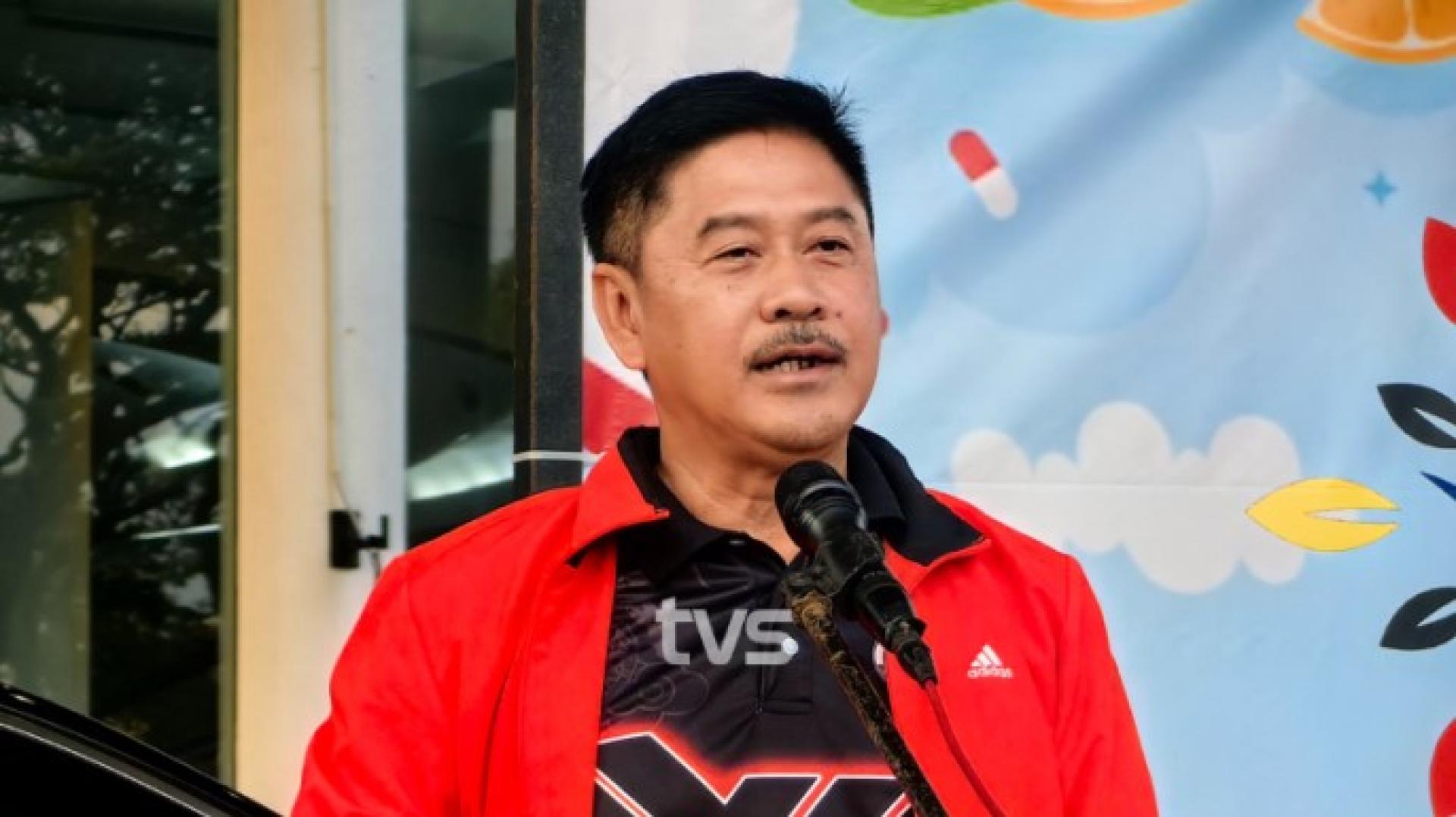里宾副部长于2025年8月24日在古晋南市政局（MBKS）广场举行的“女童军健康嘉年华”三公里欢乐跑活动上发表讲话。